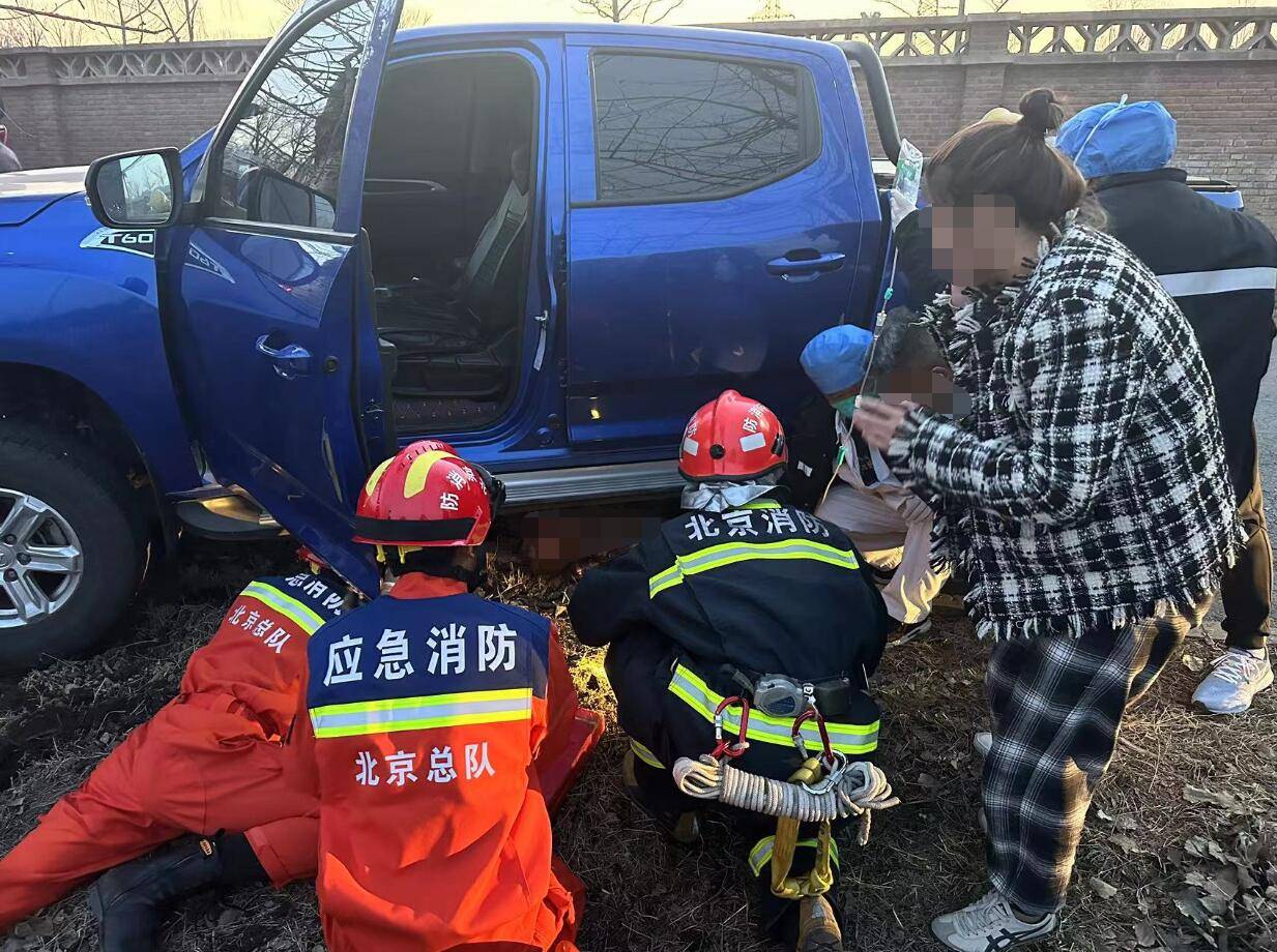 交通变乱一白叟被压 昌平消防快速救援