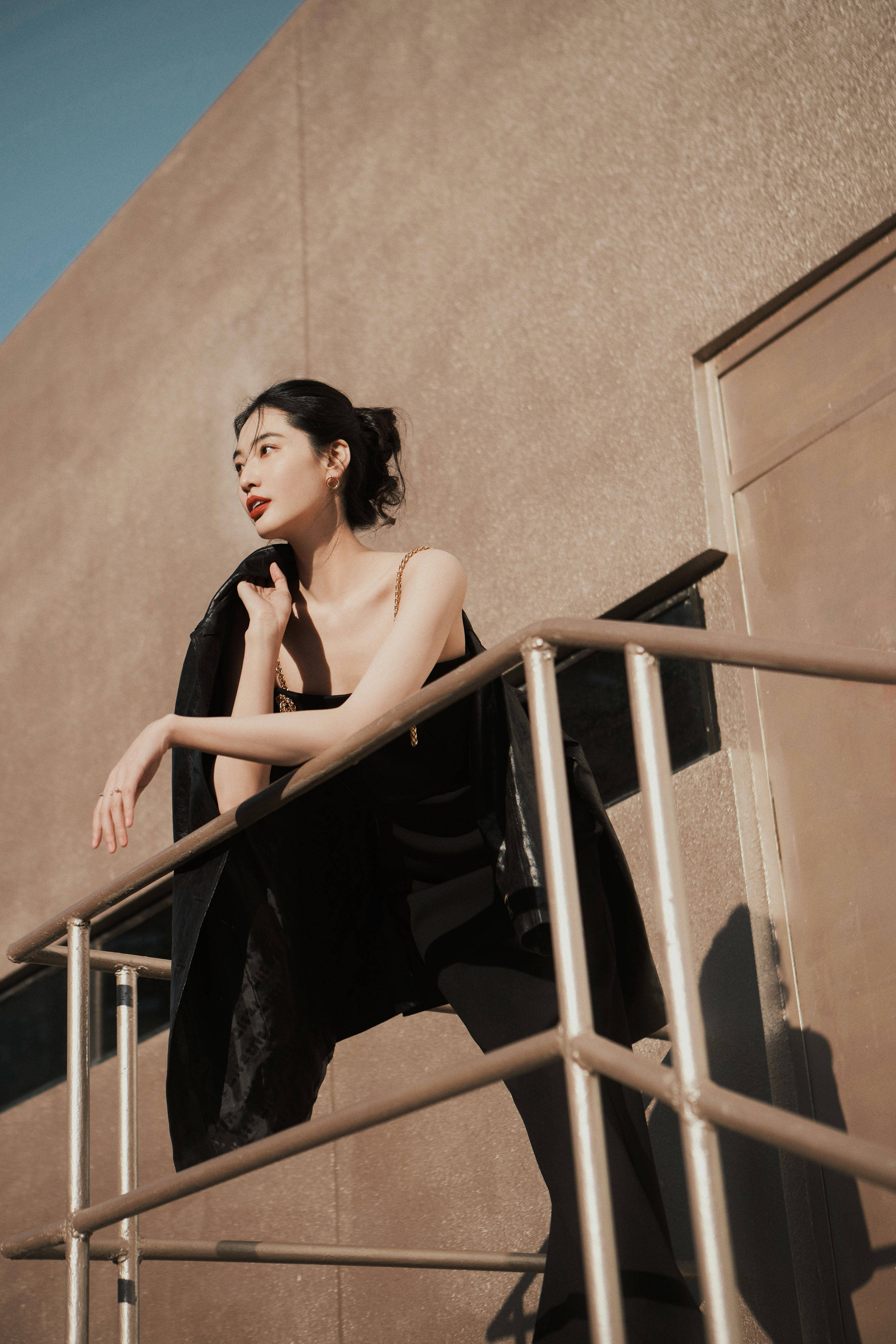 陈碧舸身着 st john 2023度假系列链条吊带黑色礼服