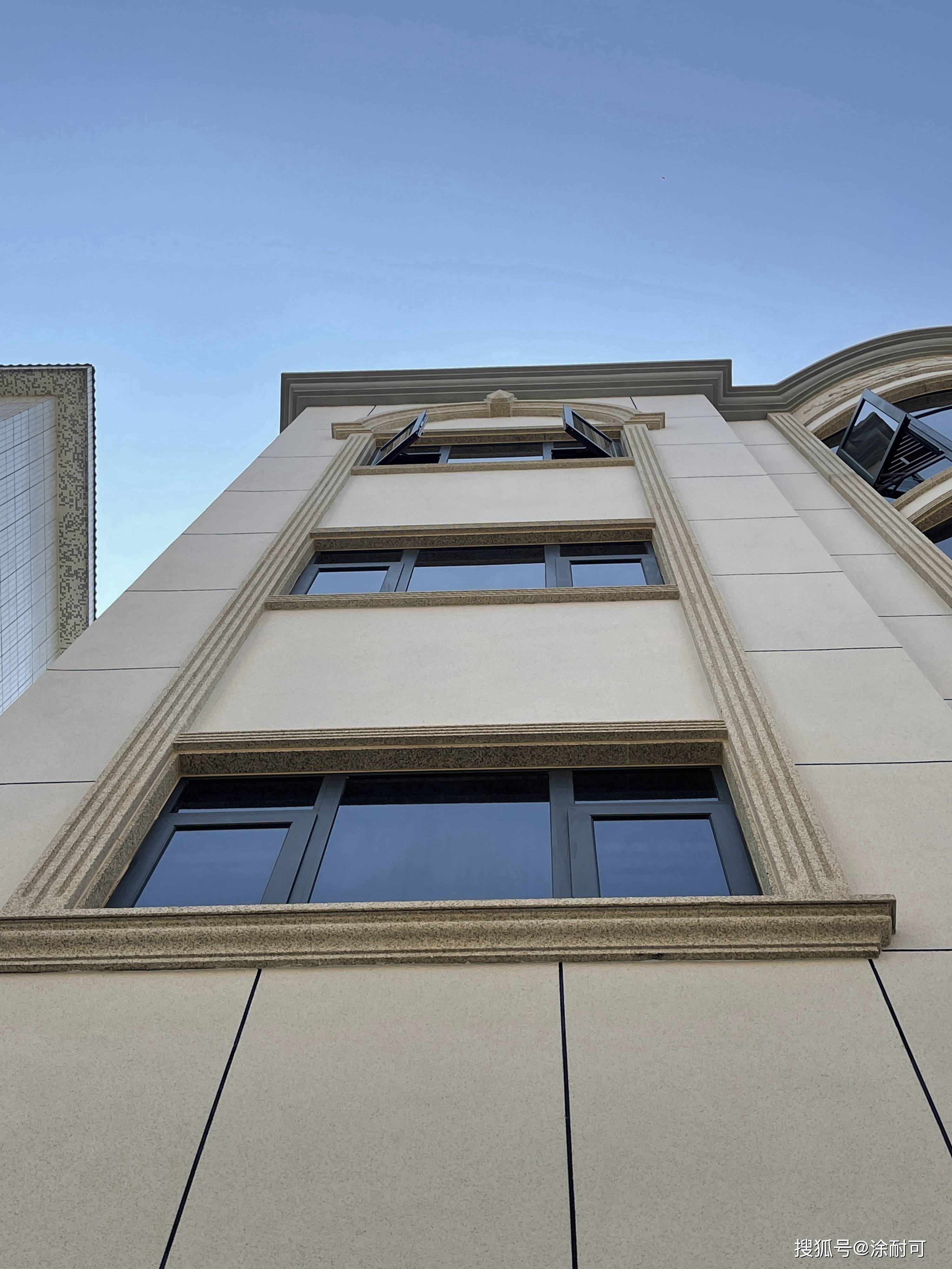 南方小镇临街自建房,外立面涂耐可托莱多晶彩石,建筑主体银河白大面