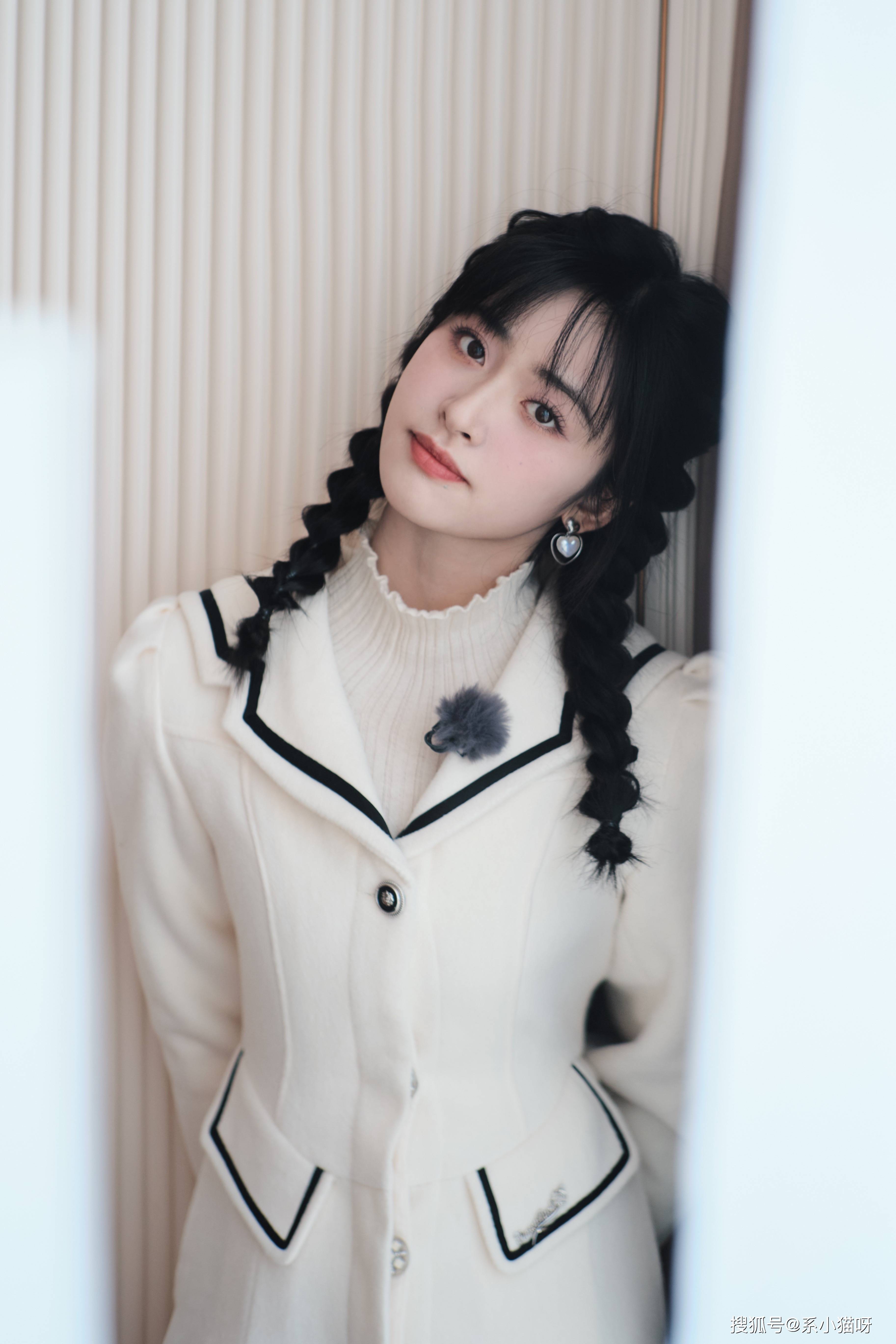 沈月身穿小香风外套扎双马尾少女感十足