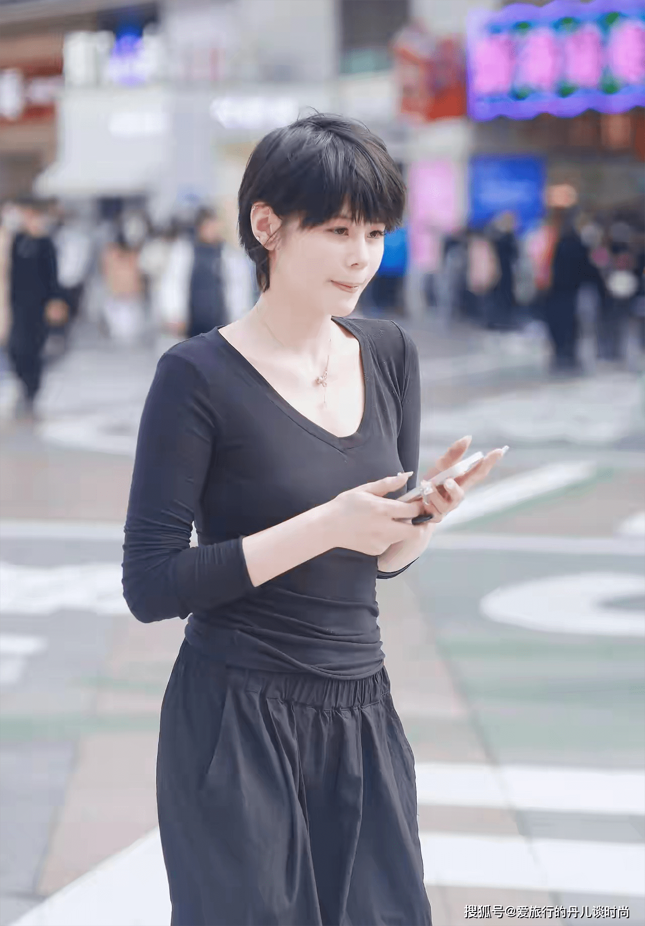 短发小姐姐撞脸王菲,身穿v领长袖t恤搭配黑色休闲阔腿裤,气质满满