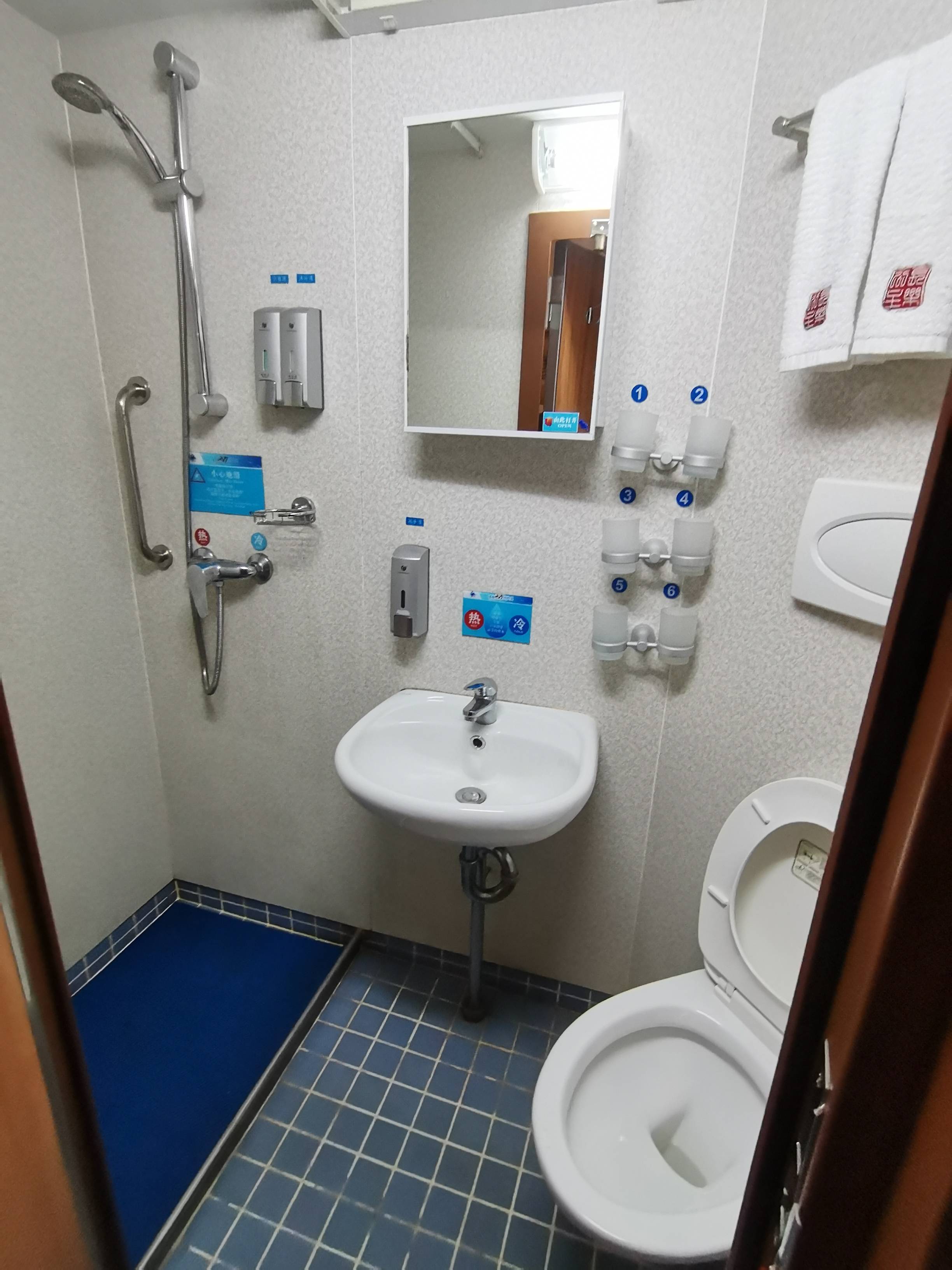 有一个卫生间,还好船上有公共卫生间可以使用,不至于出现相互争抢卫生