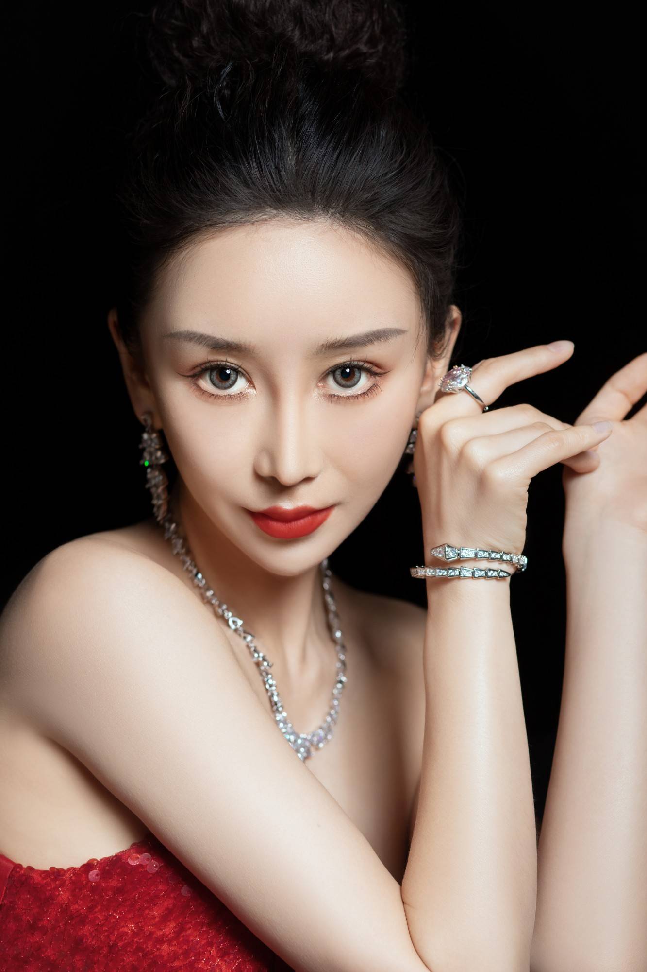 明星档案|影视歌三栖全才明星艺人邹晶晶2023影集写真抢先看_风尚_时