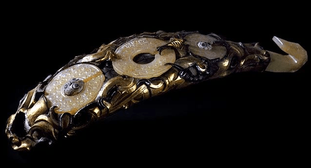 而包金镶玉银带钩正是这一时期利于鎏金工艺和镶嵌工艺制成的一件