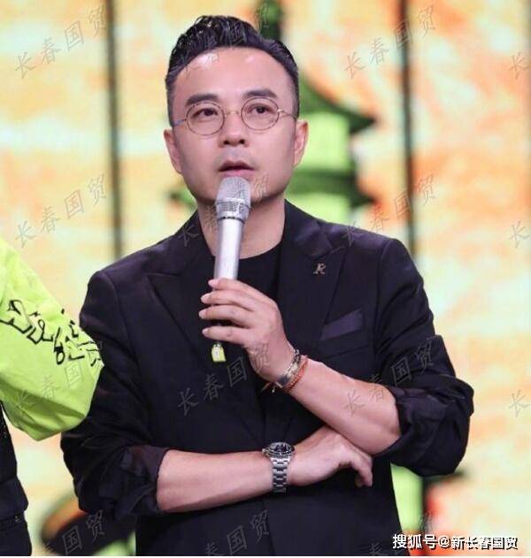 画面中,49岁的汪涵身穿棉服戴着黑框眼镜现身.