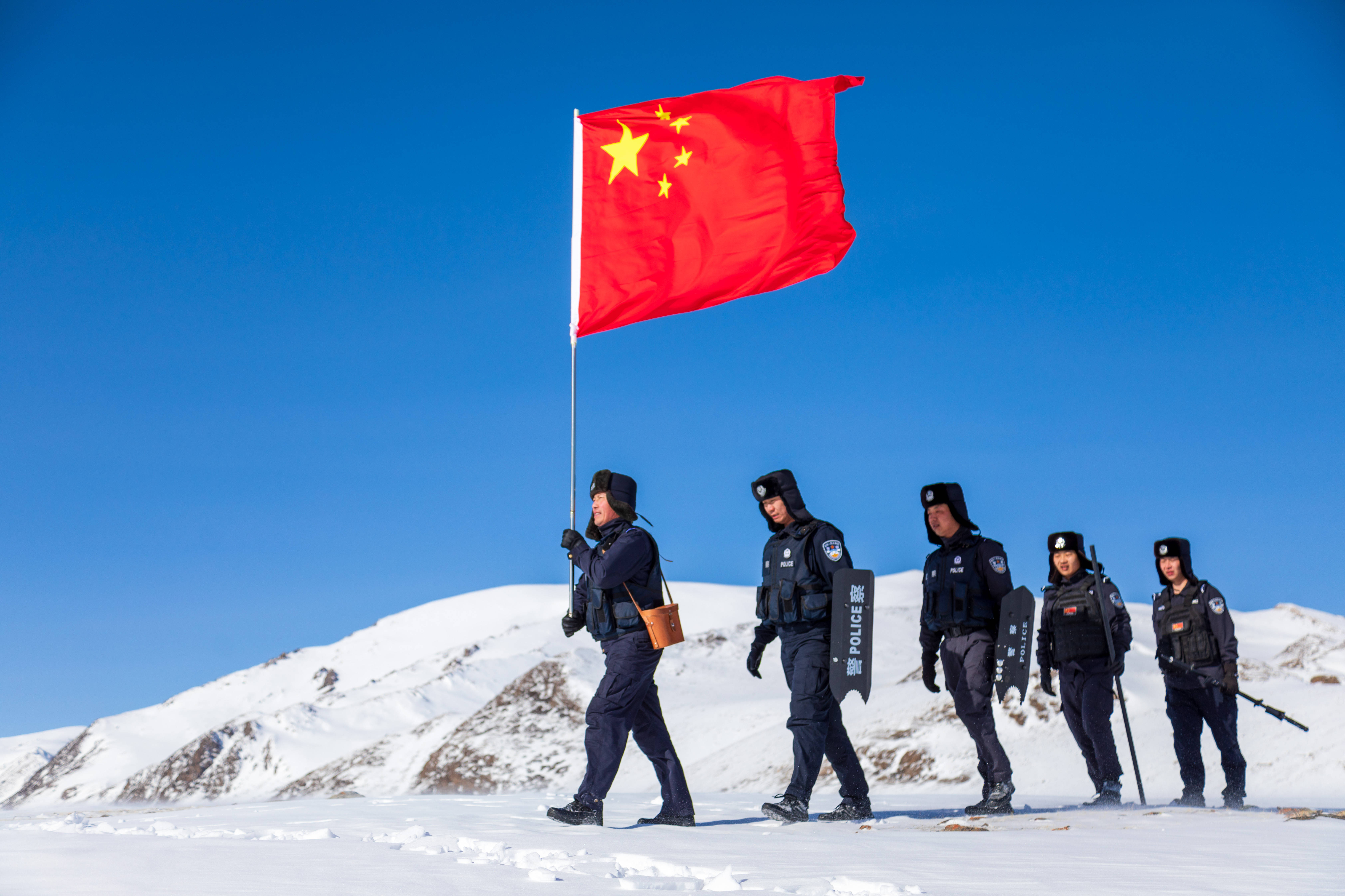 2023年3月15日,在新疆博州卡昝河谷和冰达坂等边境区域,移民管理警察
