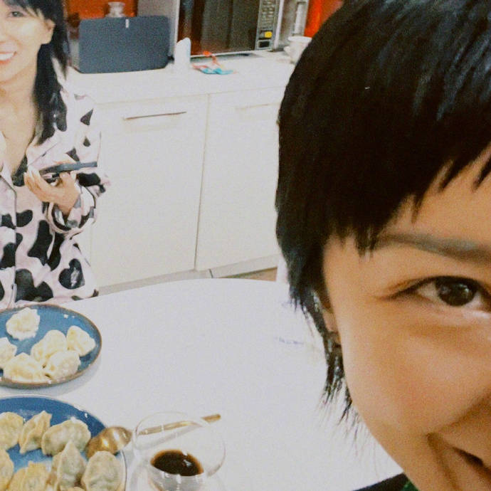 郭采洁赵梦同看音乐现场 晒后台合影同框元气满满-搜狐大视野-搜狐新闻