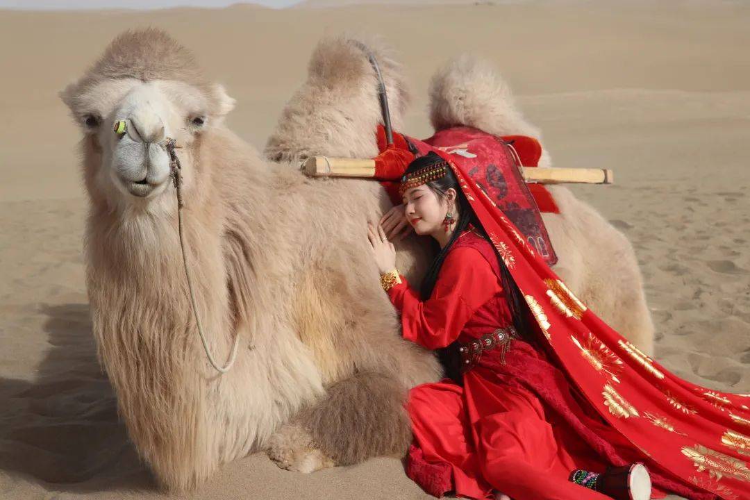 鸣沙山月牙泉|沙漠异域民族风!红色与沙漠适配度真的好高!