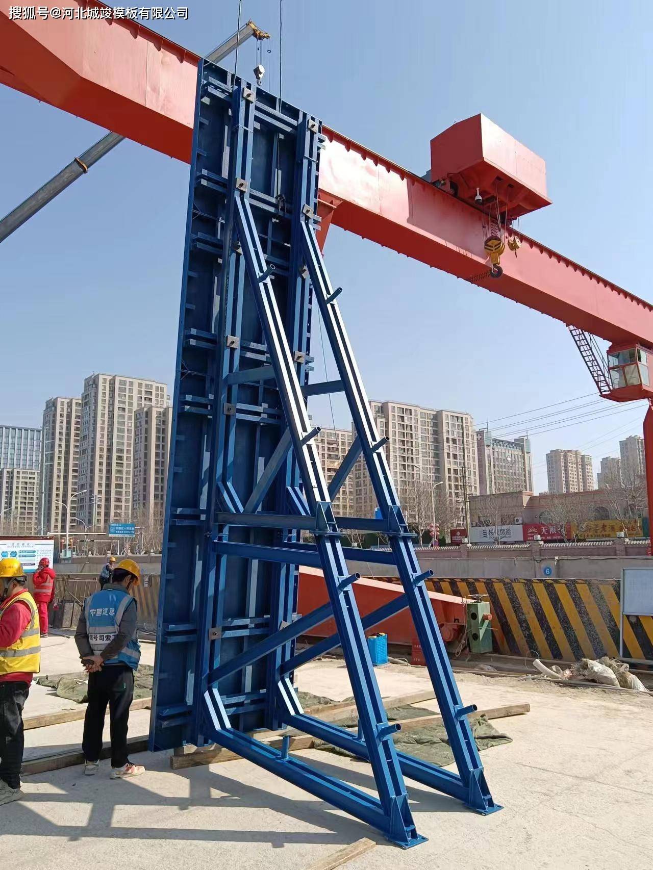 青岛地铁7号线文峰路单侧钢模板支模完毕_施工_进行_工程