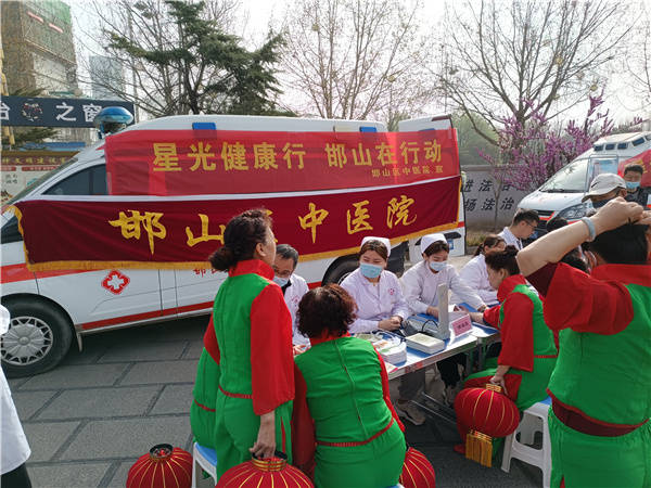 邯山区卫健局开展“星光健康行邯山在行动 关爱老年人健康”公益活动 (图4)