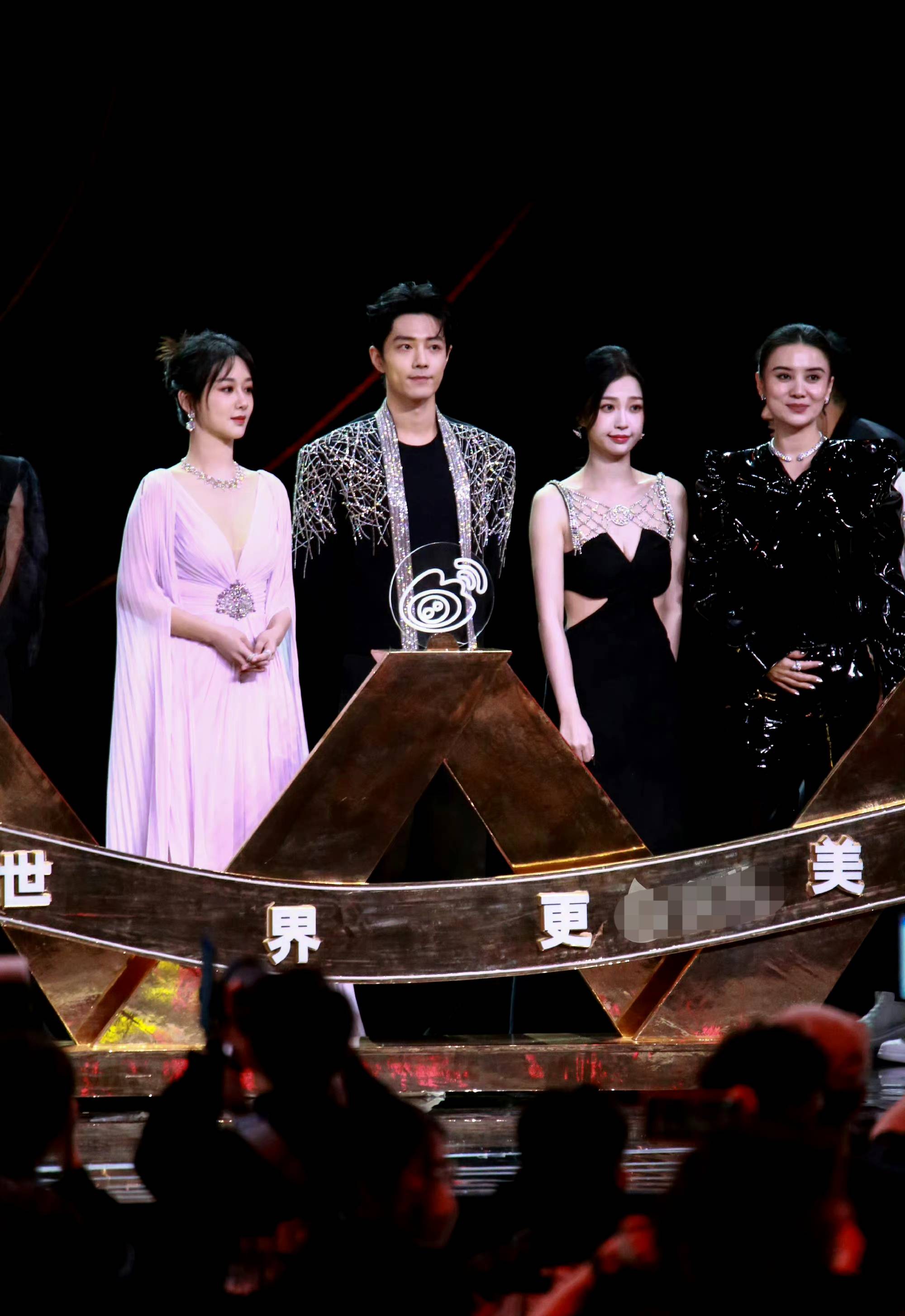 微博之夜大合影看出咖位:刘亦菲力压杨幂,肖战杨紫对视有点甜_胡歌