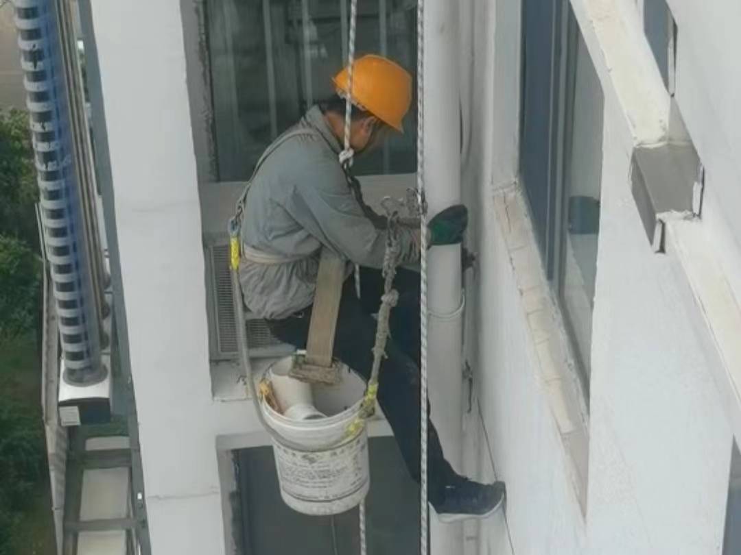 蜘蛛人外墙落水管维修公司外墙雨水管出问题就形成高空坠物,安全隐患