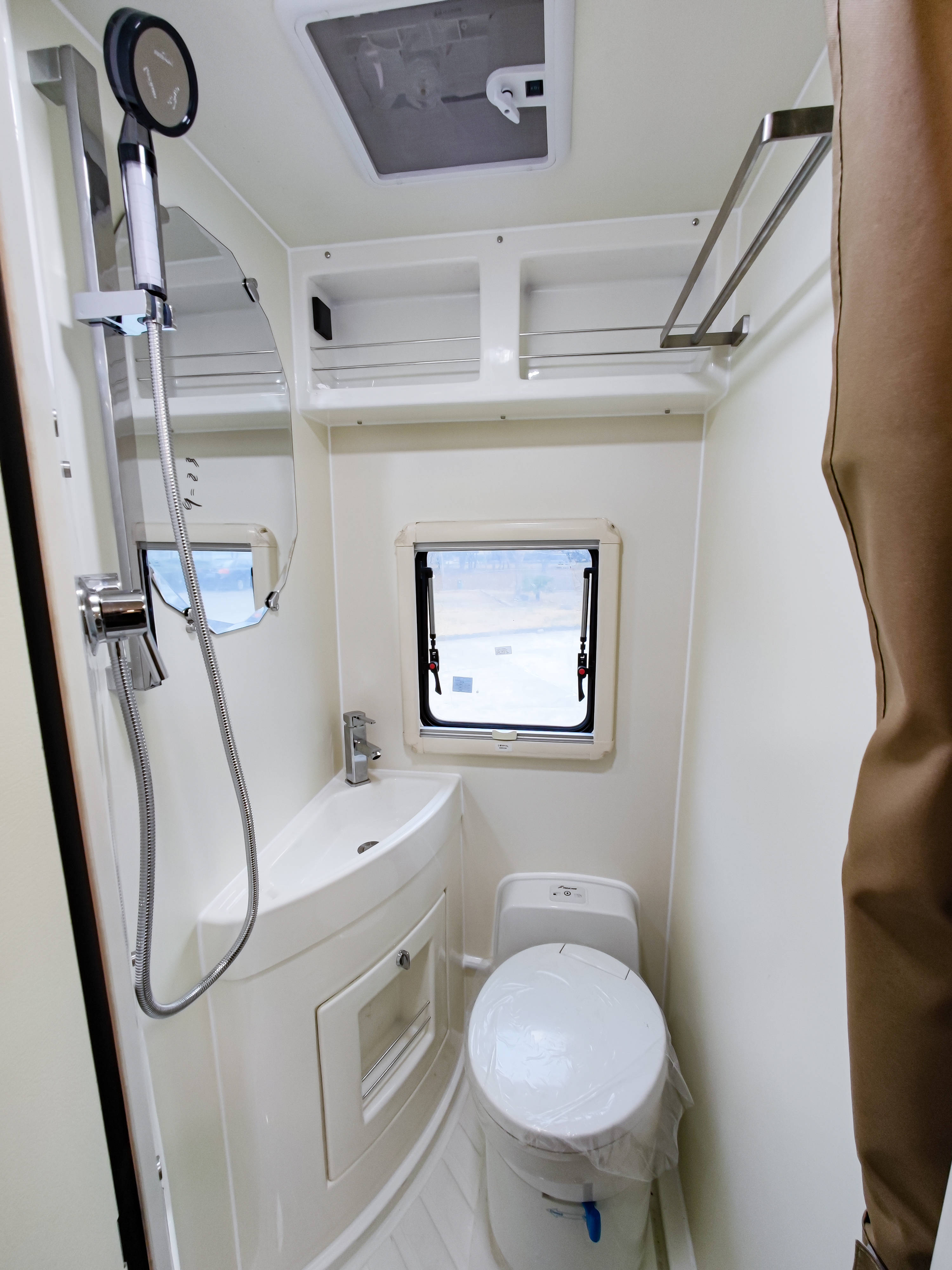 这款房车卫生间的设计也颇具创意