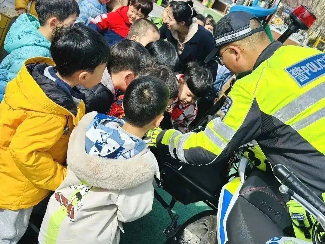 交警走进幼儿园，带着萌娃学安全