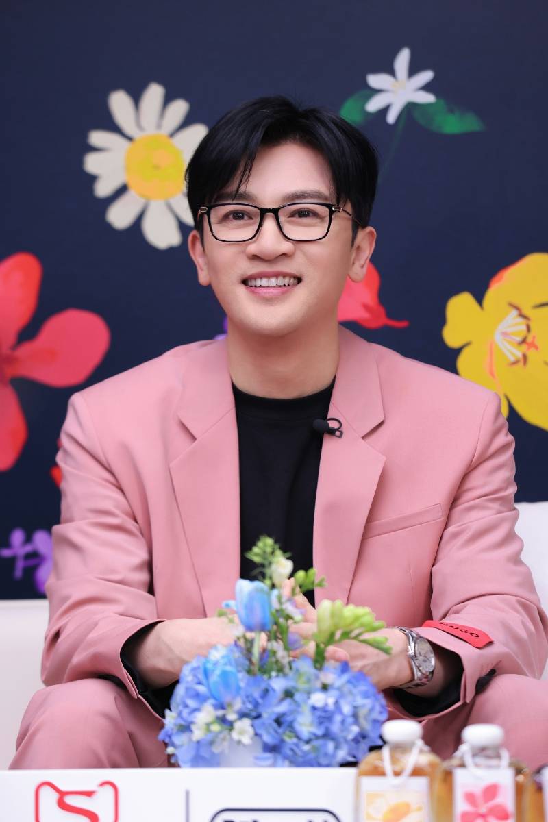 苏有朋粉色西装套装优雅绅士 透露正在筹备新电影_演唱会_品牌_项目