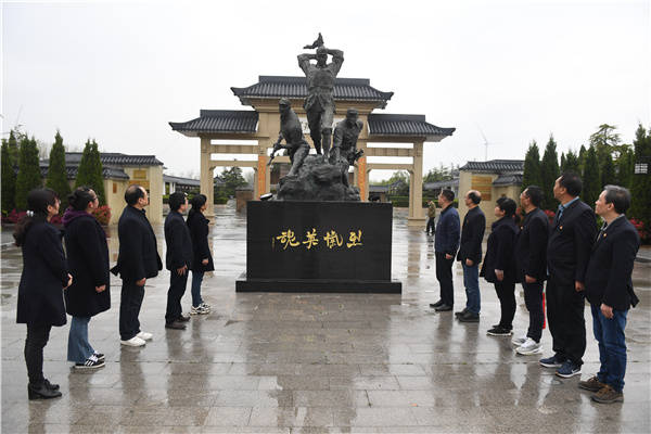 淮安分公司党员重温入党誓词 缅怀革命先烈(图4)