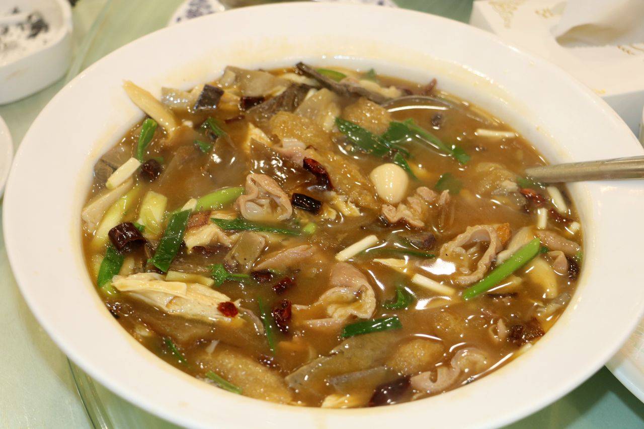 千鹤大酒店洛阳熬货有点类似东北菜里的乱炖,荤素搭配,用料丰富,味道