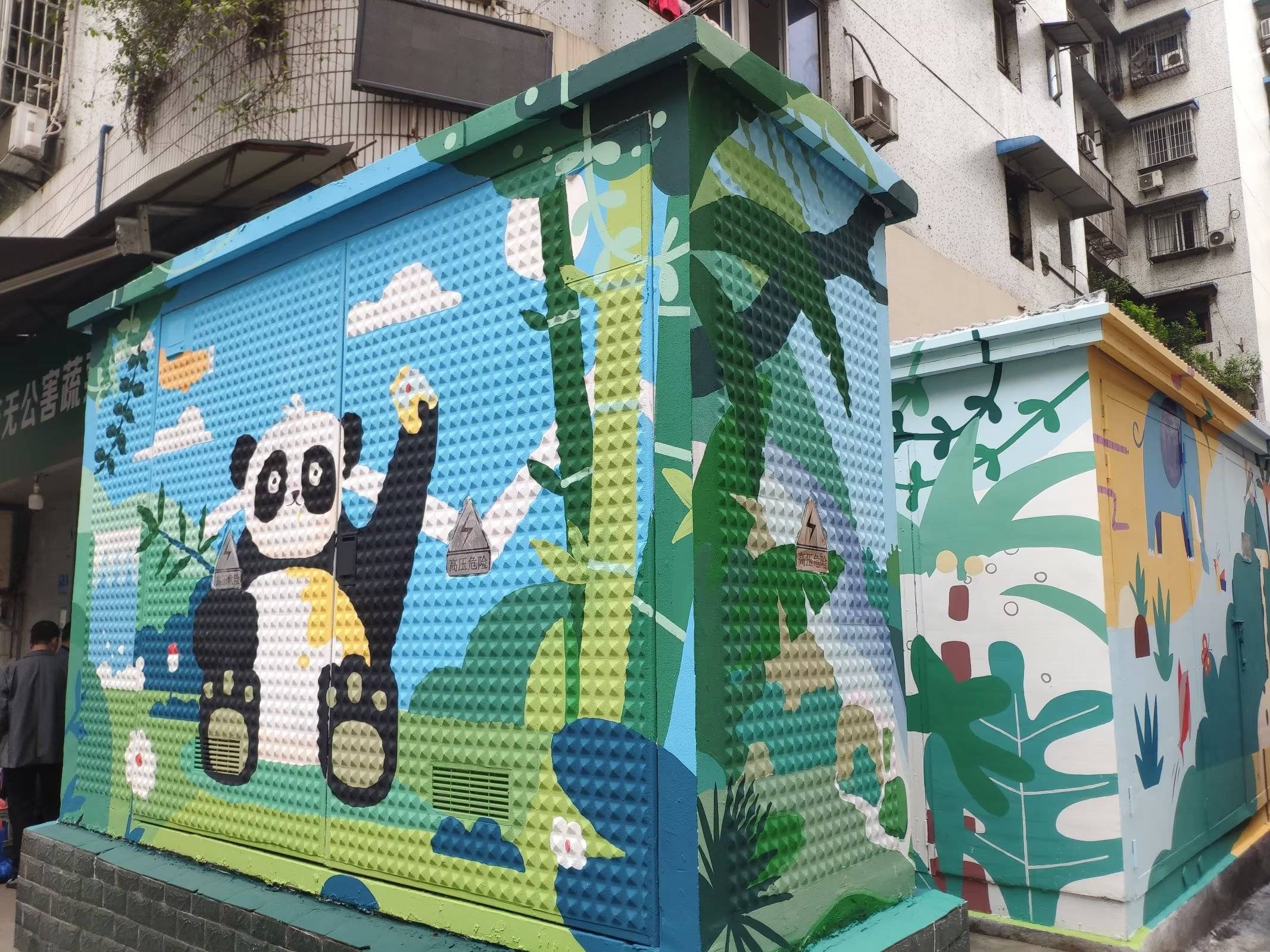 重庆:配电箱穿"新衣"扮靓街头,创意彩绘开启"美颜"模式