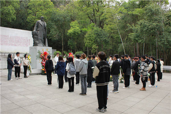 武汉工程科技学院开展清明祭英烈活动 (图4)