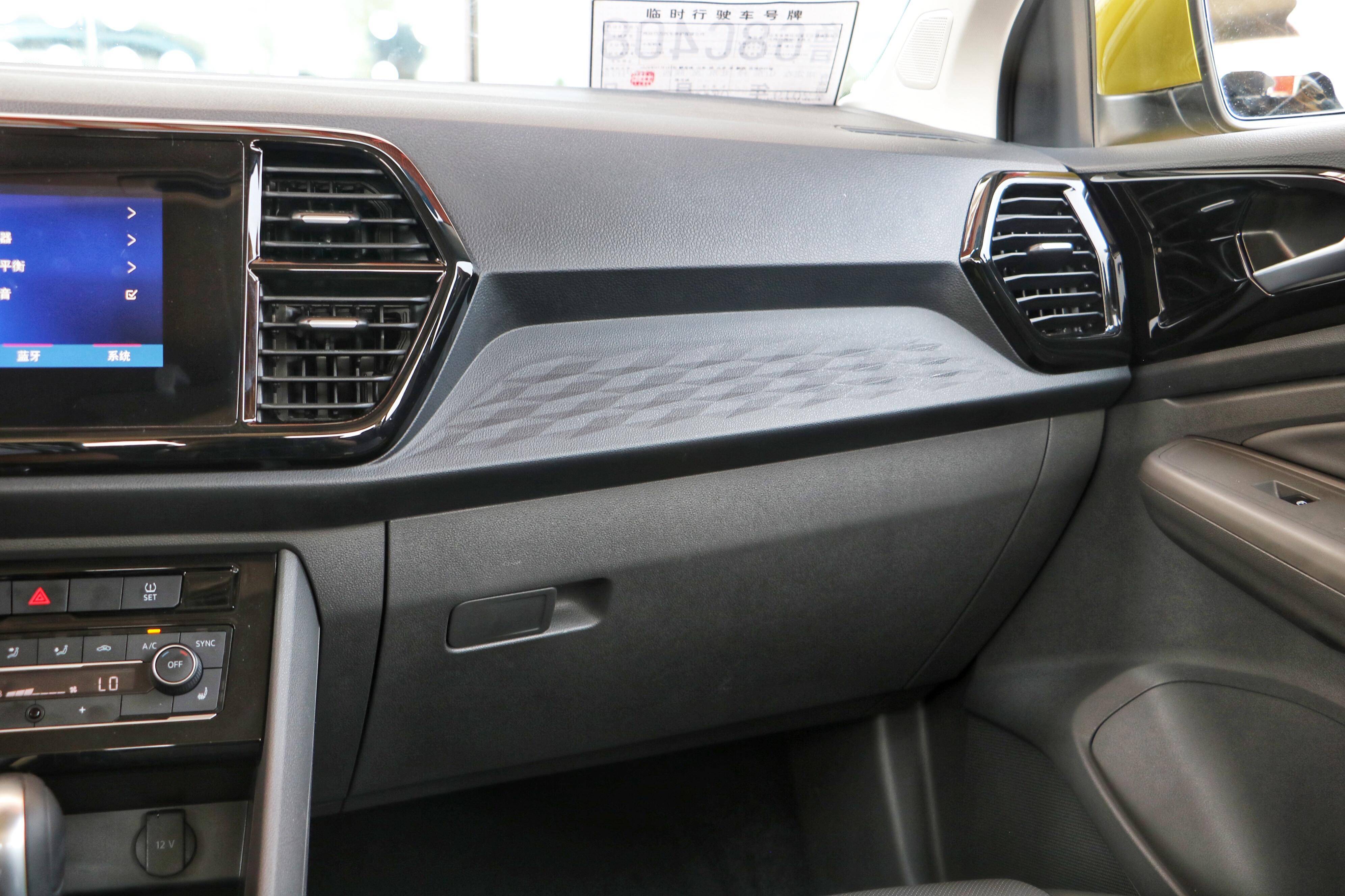 而且汽车内饰大多数采用塑料,橡胶,皮革等相对脆弱的材料制成,搪塑