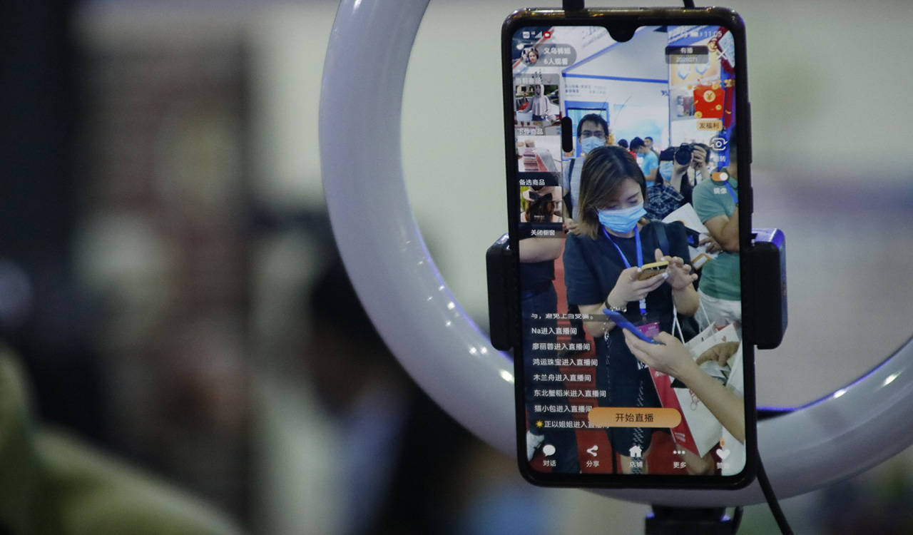 薪资集体大降,直播带货不香了?_行业_东方_商家