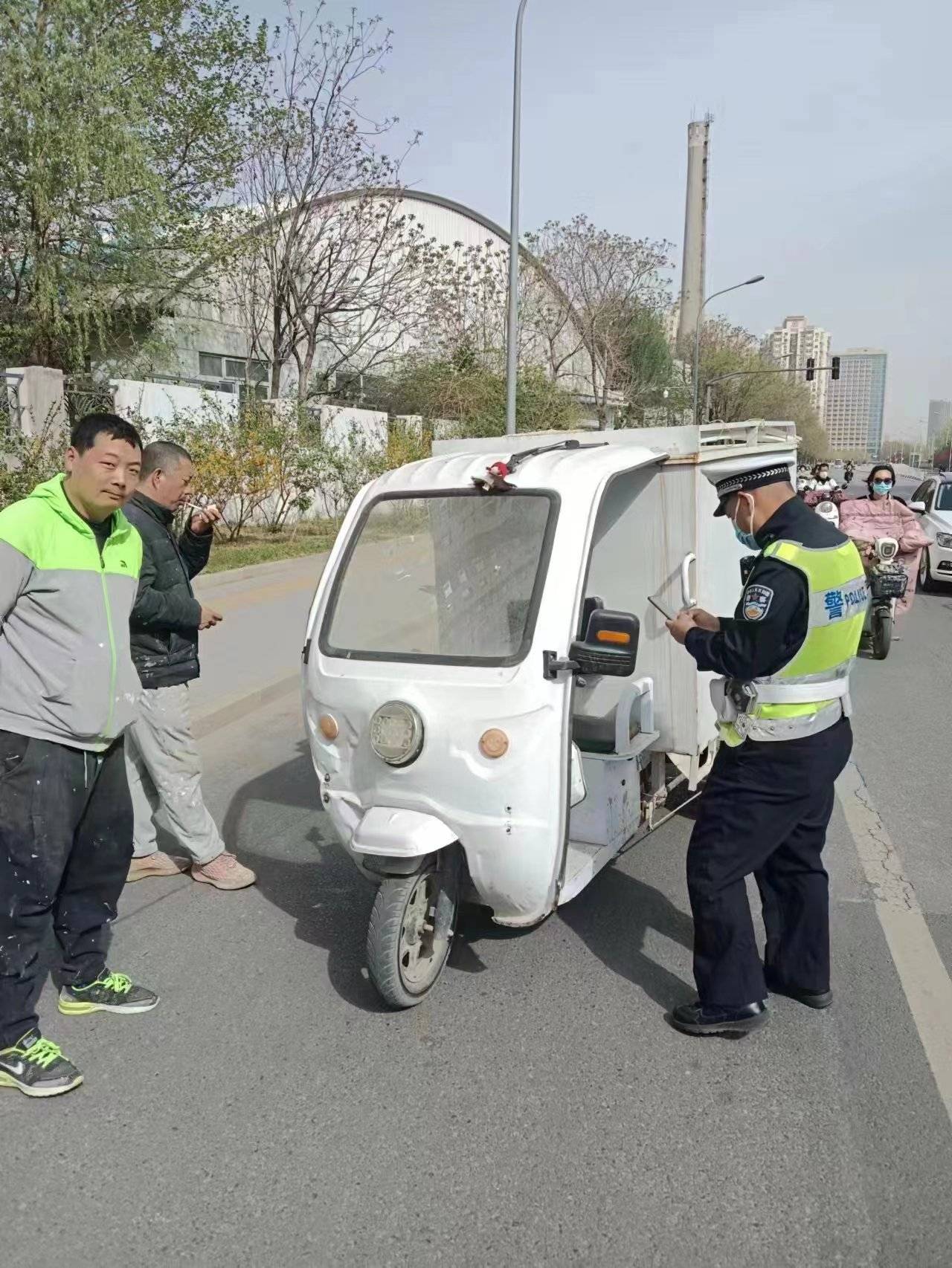 海淀交警持续开展电动三四轮车专项整治行动