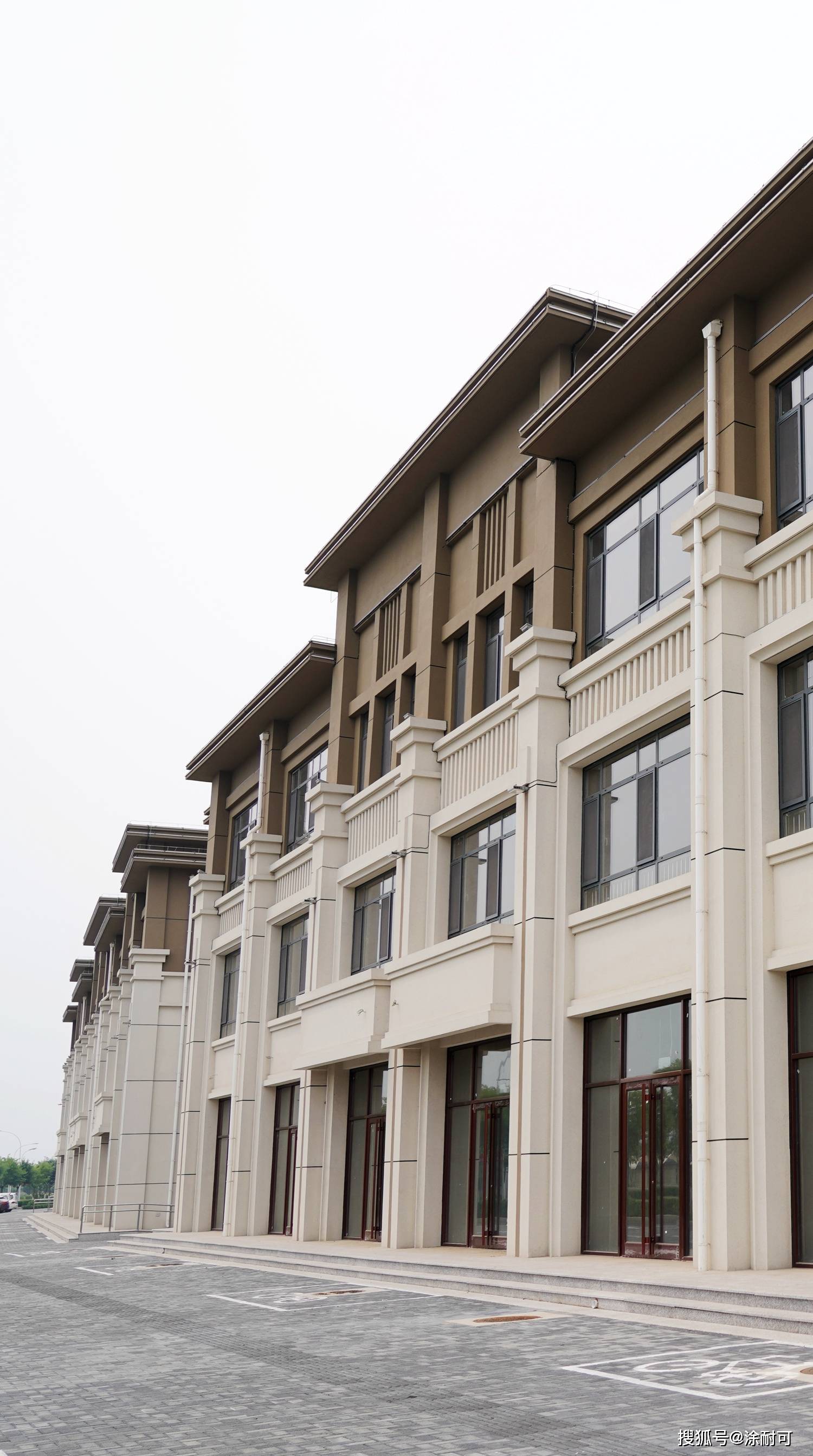 涂耐可晶彩石住宅小区底商外立面.让商业界面形成了较好商业氛围.