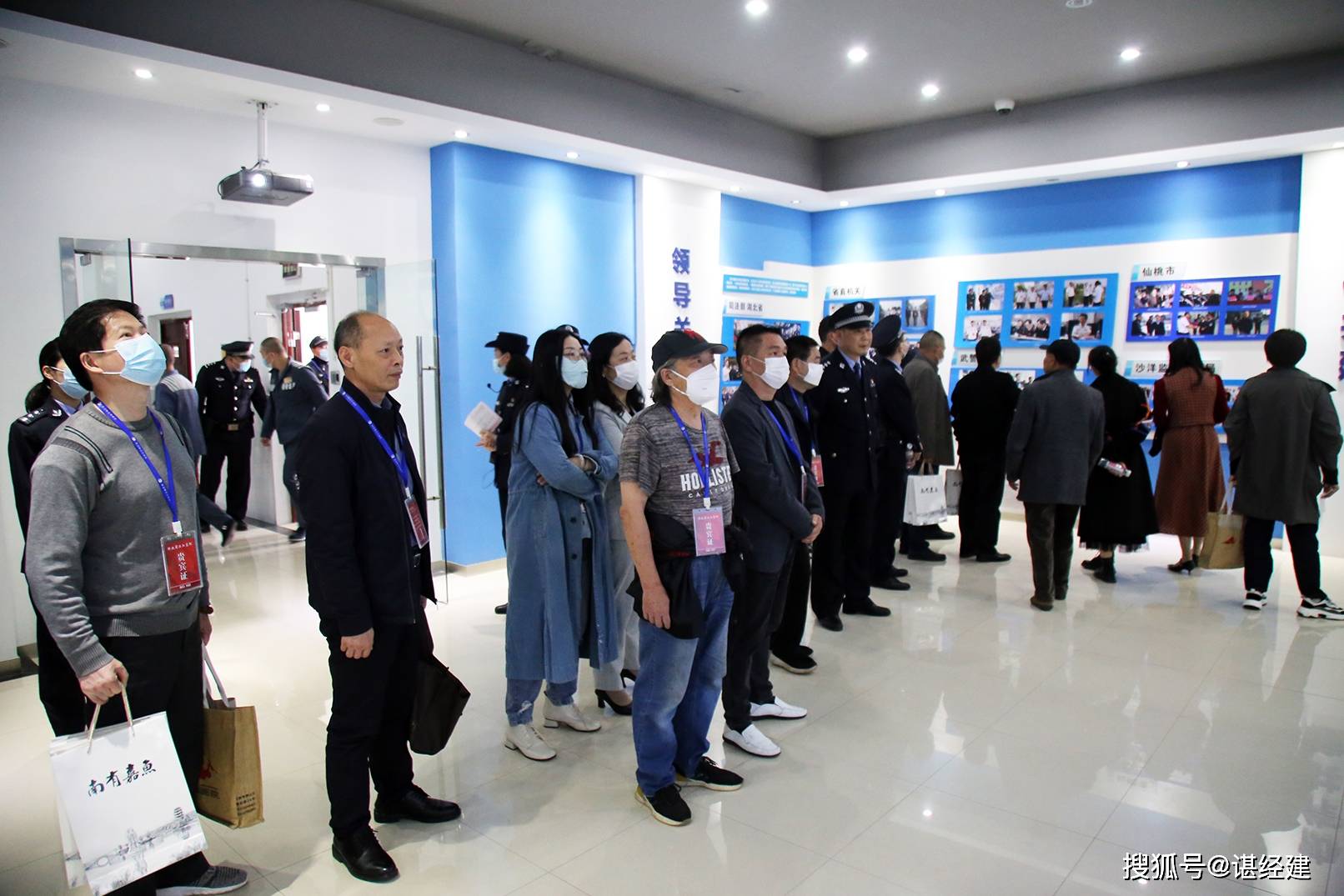 (帮教嘉宾参观汉江监狱教育成果展厅)(活动结束后帮教嘉宾合影留念)