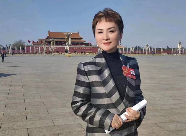 李梅是中国秦腔表演,秦腔教育双驱动的领军人物.