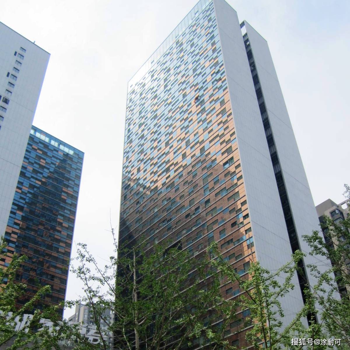 重庆龙湖 · moco中心,涂耐可未来感金属漆外立面._生产_建筑_涂料