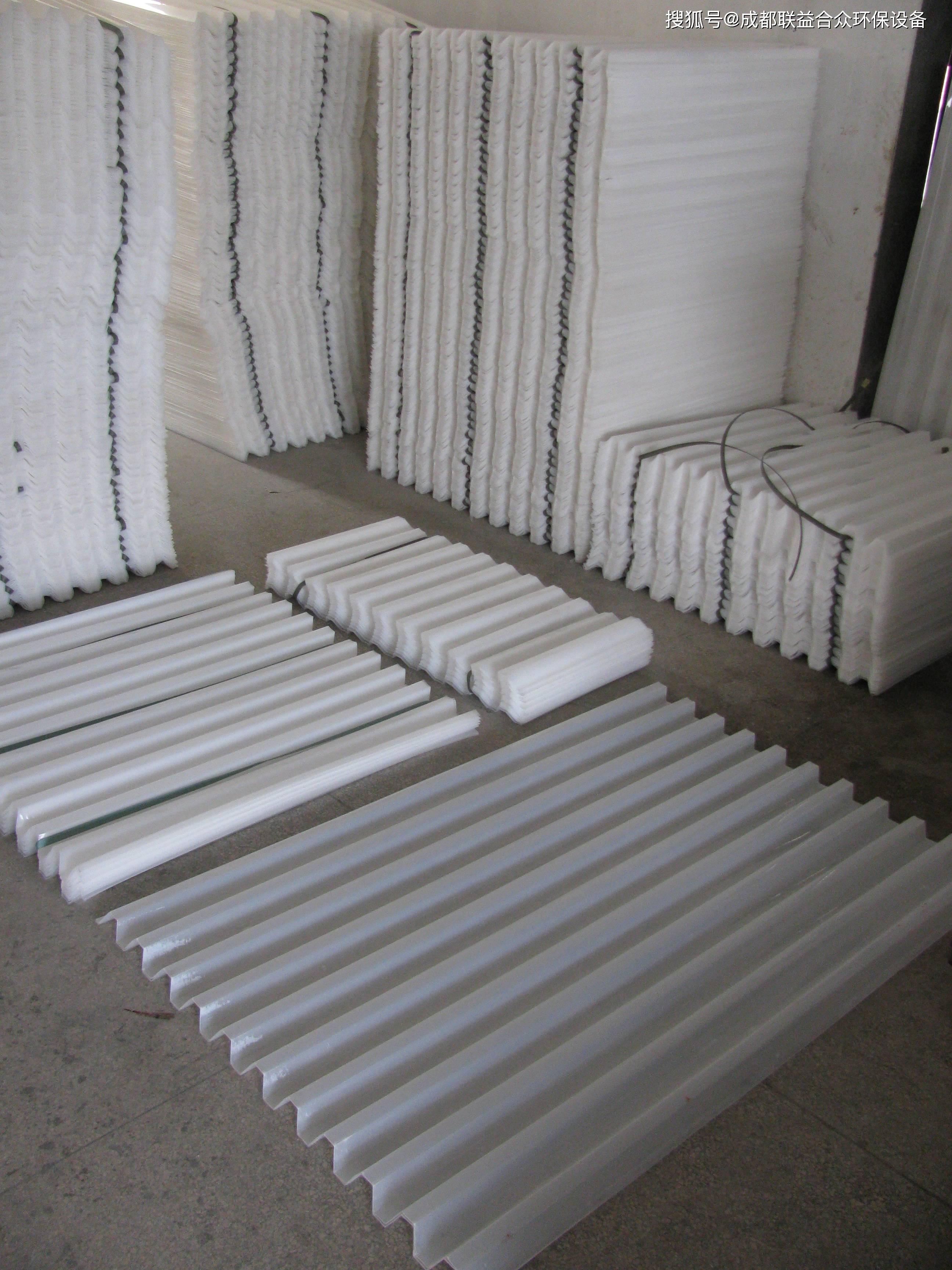 规整填料种类很多,可分六角蜂窝斜管填料,格栅填料,波纹填料等.