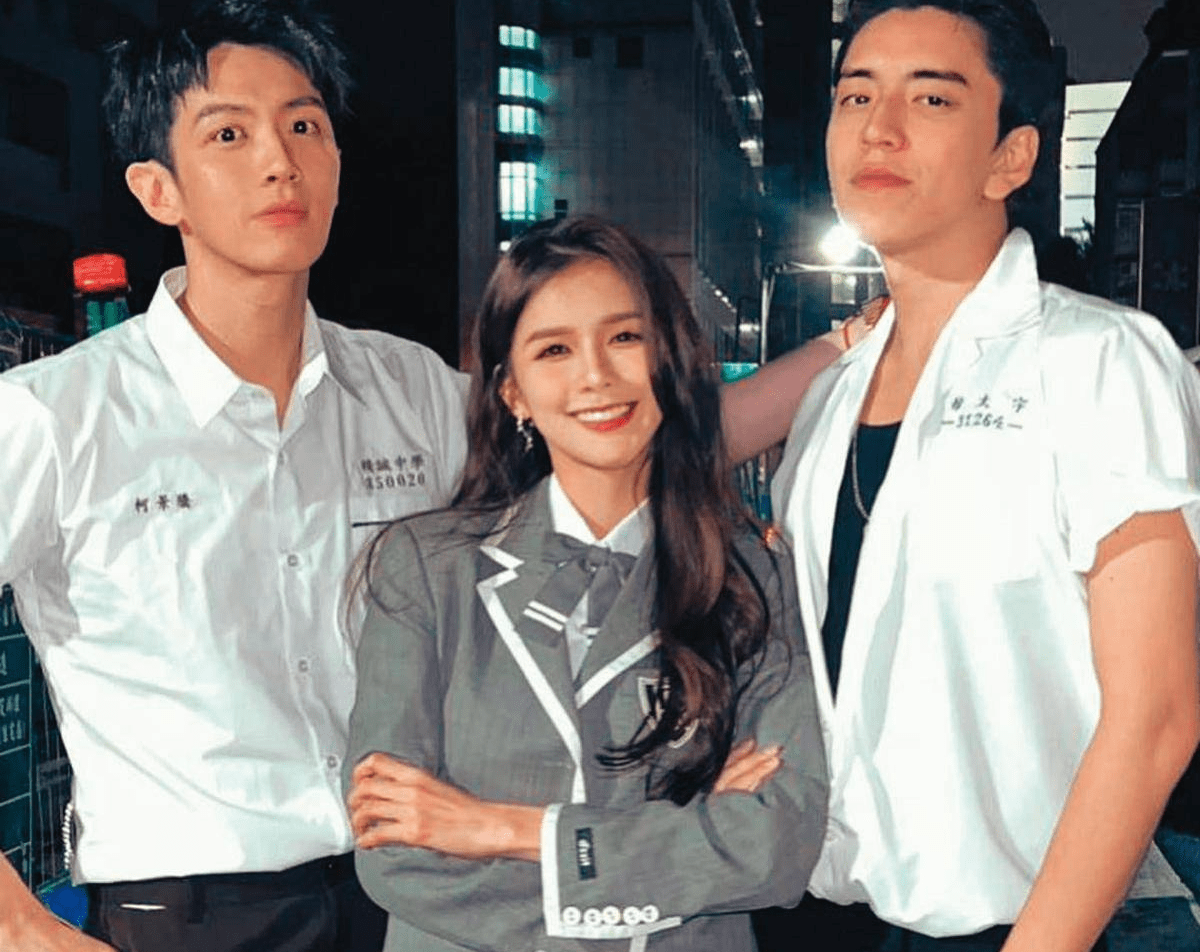 王大陆0变装约会,蔡卓宜素颜被拍,她狼狈忙买手摇茶像老夫老妻_女友