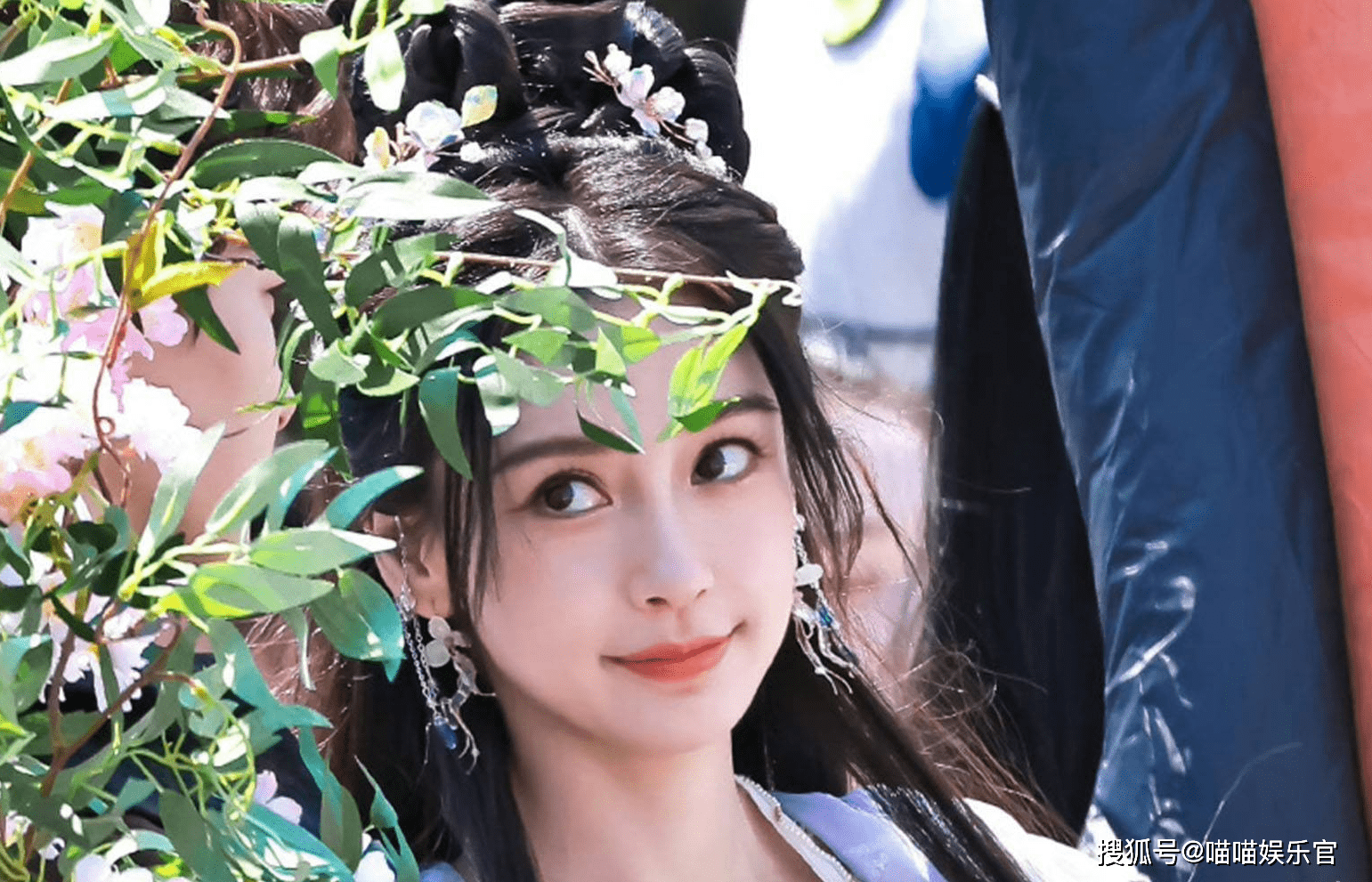 奔跑吧现"七仙女"造型惊艳全场,angelababy时尚女王范再度凸显!