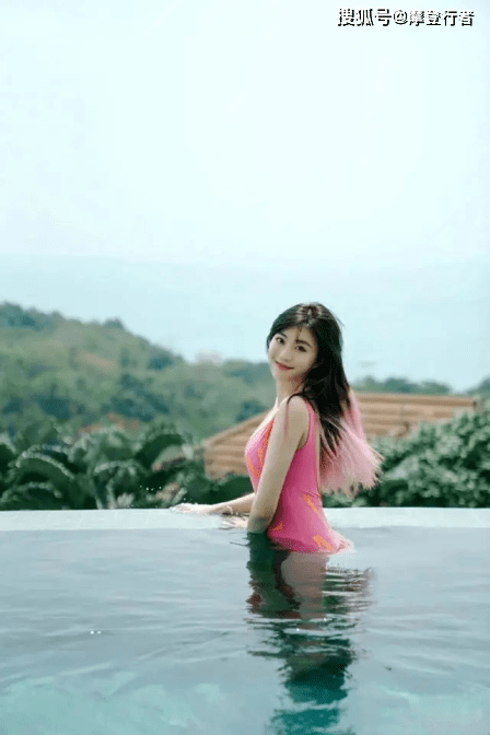 娱乐圈女神牟星35岁仍保持完美身材,粉色泳装散发性感魅力_设计_橘色