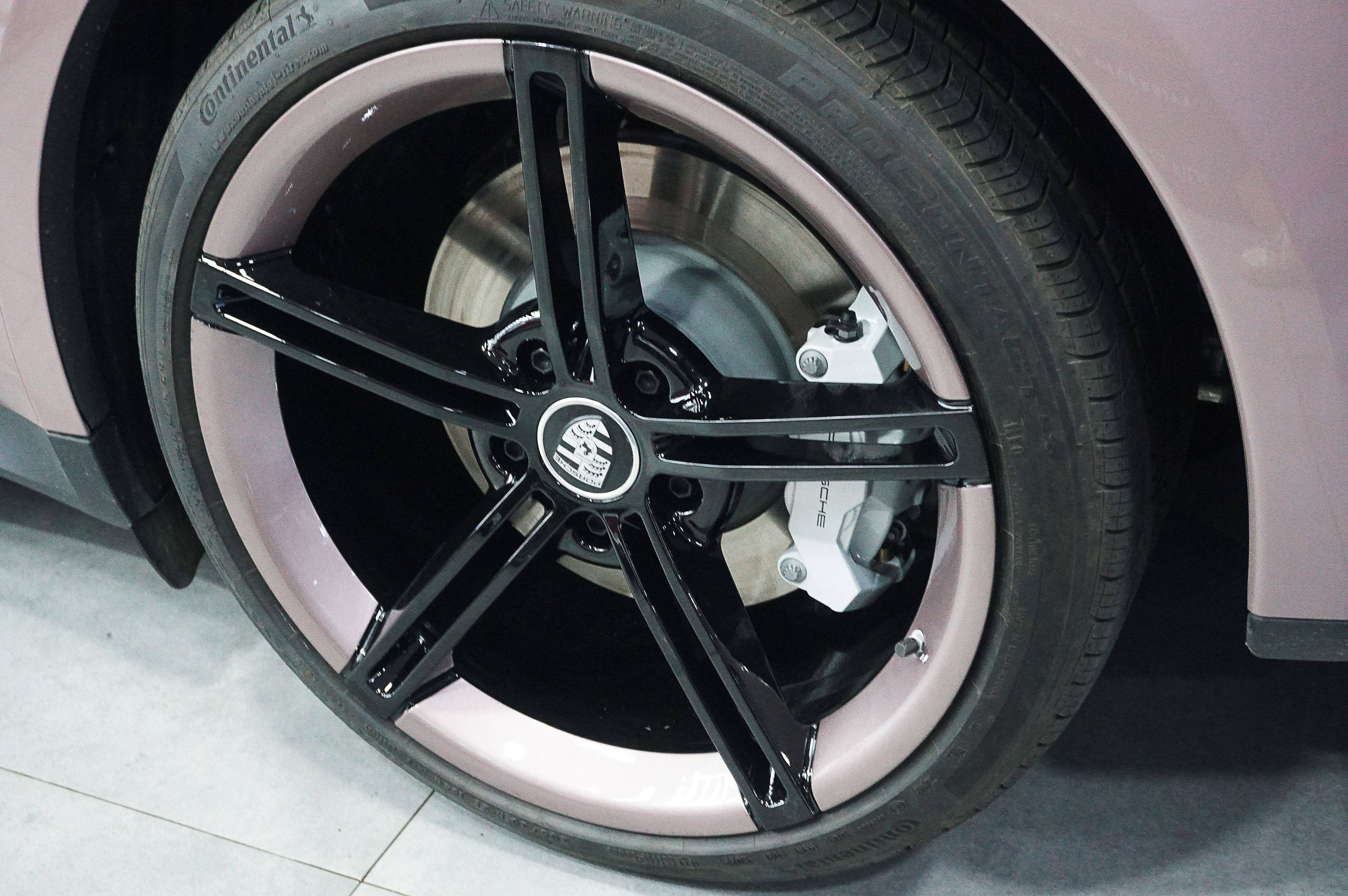 冰莓粉车身搭配白色卡钳 同色轮毂,色彩更加饱满,视觉冲击也越发强烈!