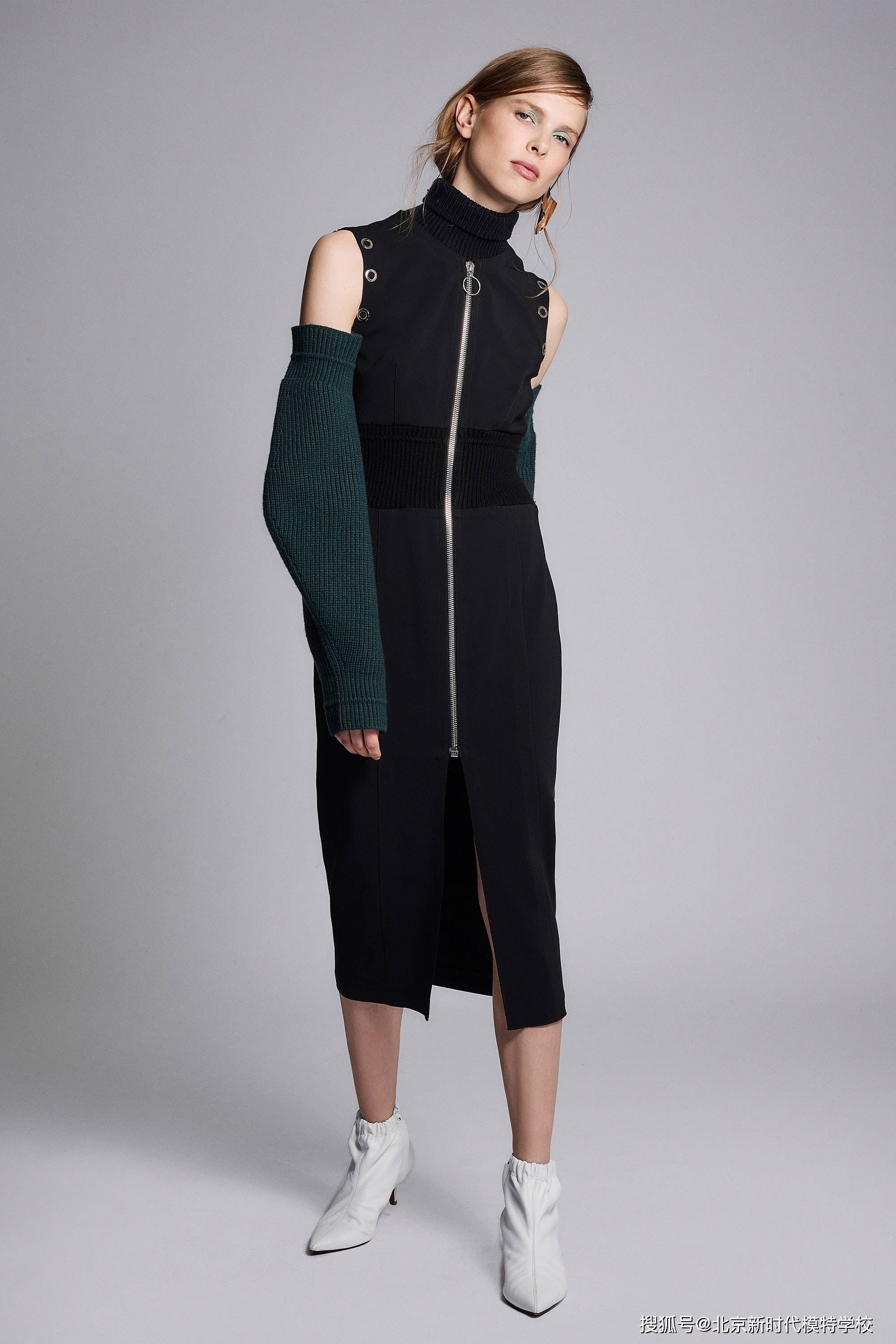 模特们在展示服装时要求能够展现出服装的美感和流线感,以及模特自身