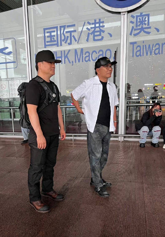 李秀满现身北京机场被偶遇 穿白衬衫精神状态佳