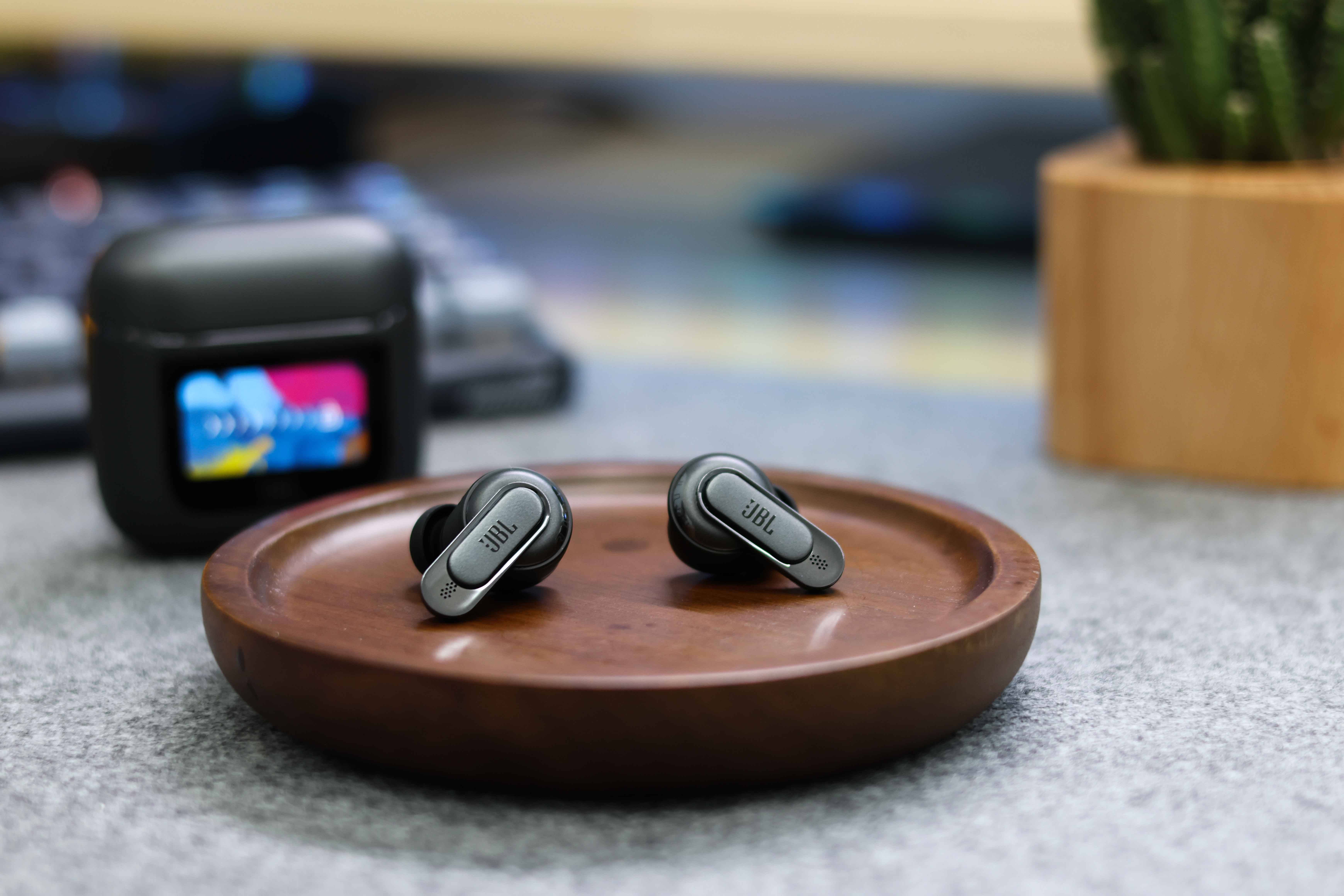 带屏幕的静噪蓝牙耳机,jbl tour pro2评测,专业音效解锁多样玩法_方面