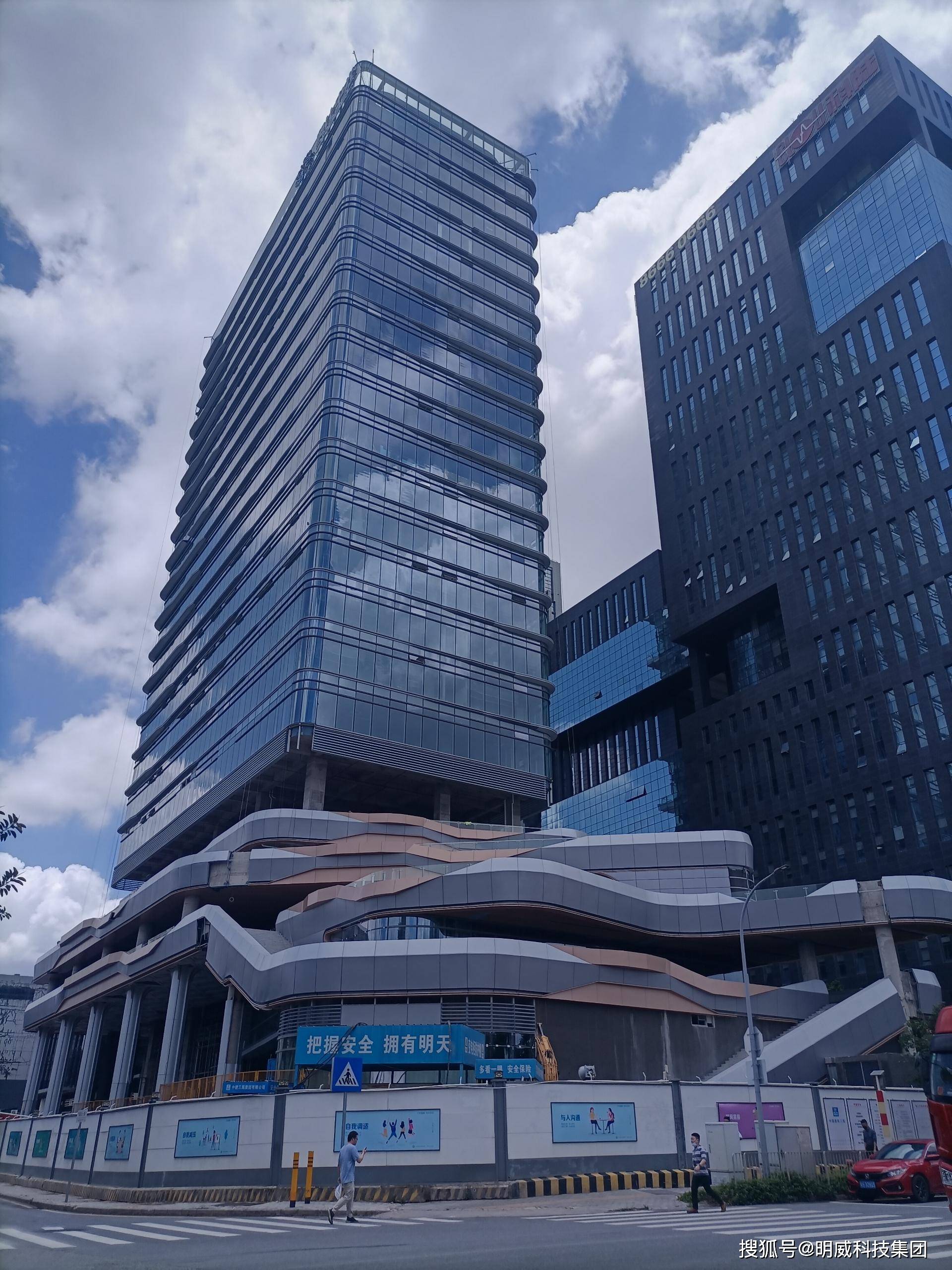 深圳奥比科技大厦目前项目外立面不锈钢装饰柱已完成,6楼屋面格栅5