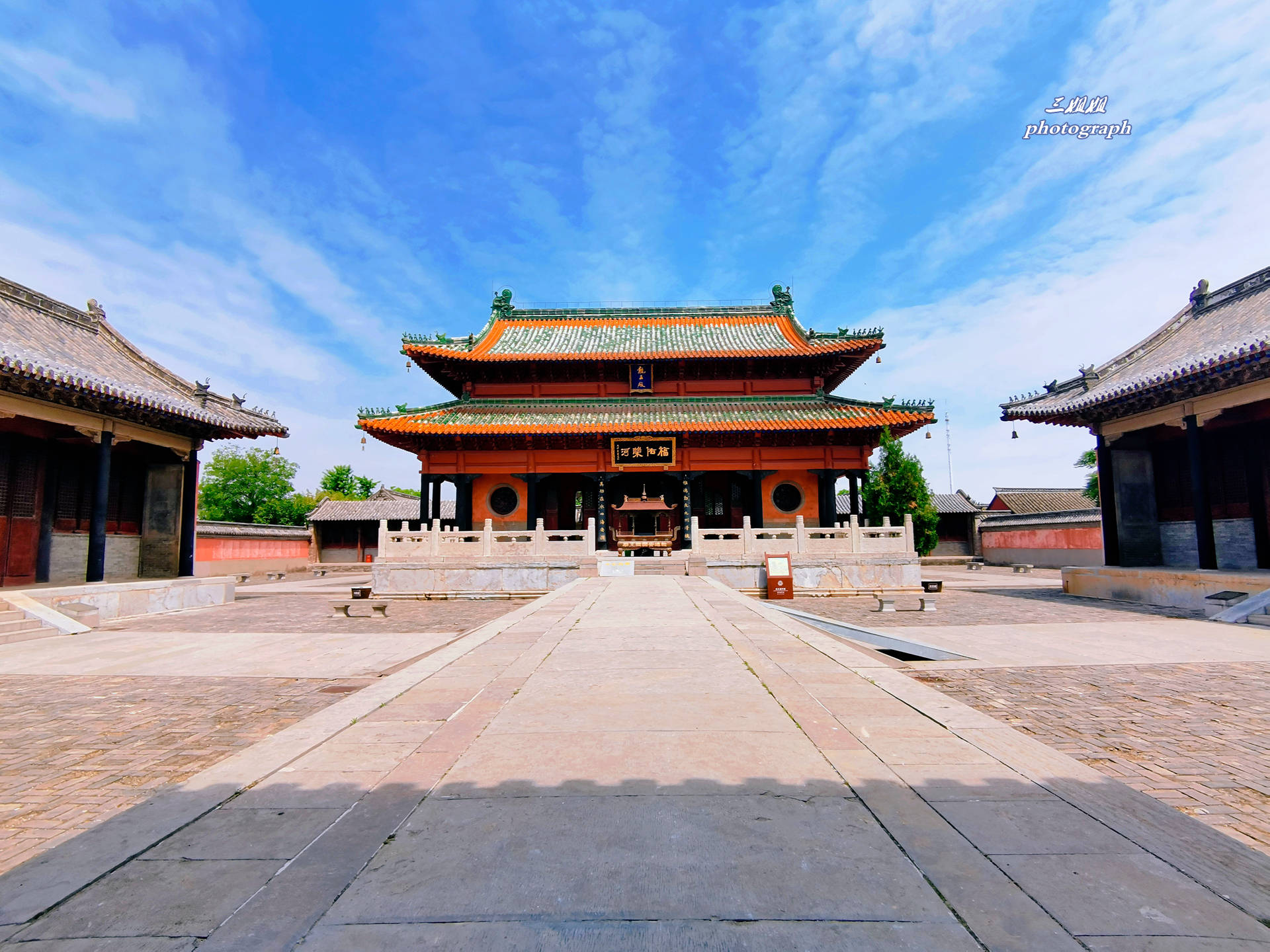 ",当地朋友说:"我带你去看看乾隆行宫吧!