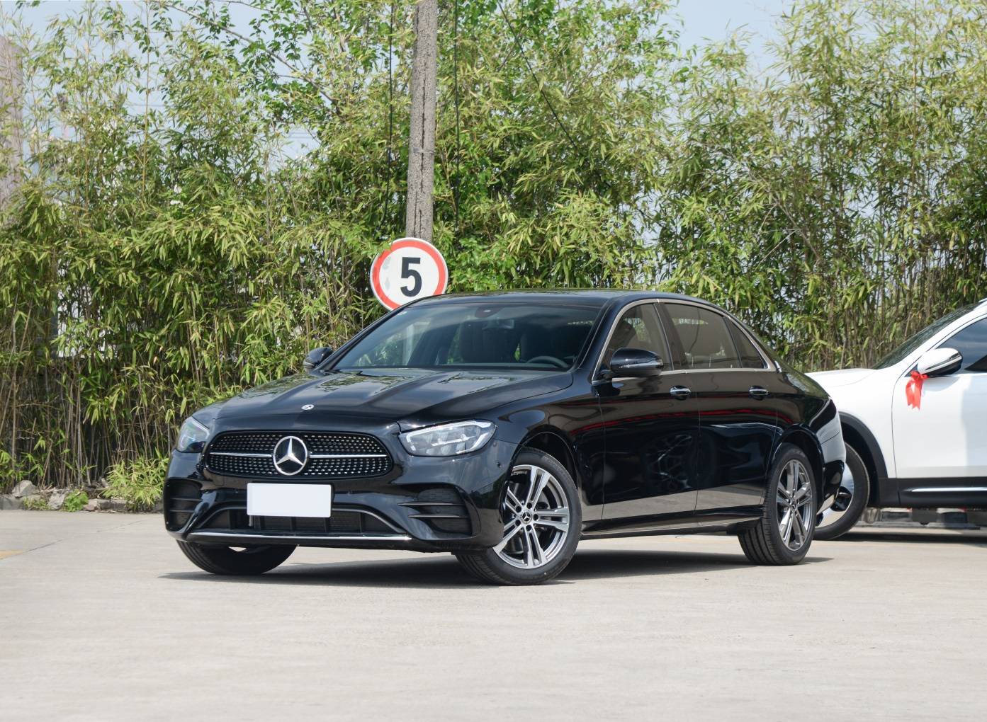 外观方面,23款奔驰e260的外观时尚动感,奔驰e级提供豪华和运动两种