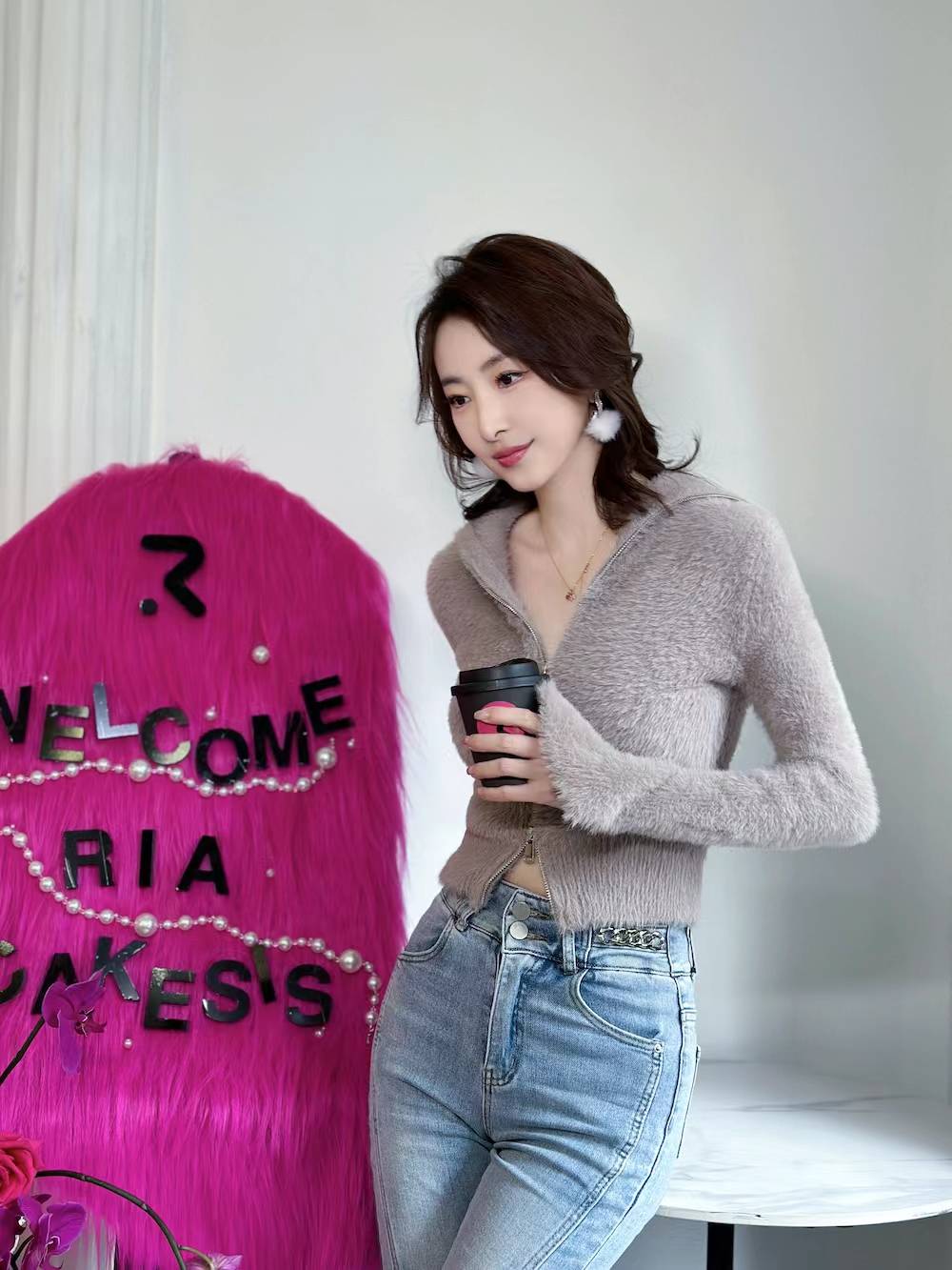 演员林静初夏俏皮系列穿搭曝光,同系列中林静身着白色露肩装搭牛仔裙