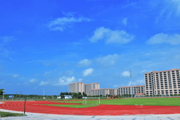 湛江理工職業學校,依山傍水,座落於廣東省湛江市.校園佔地面積501.