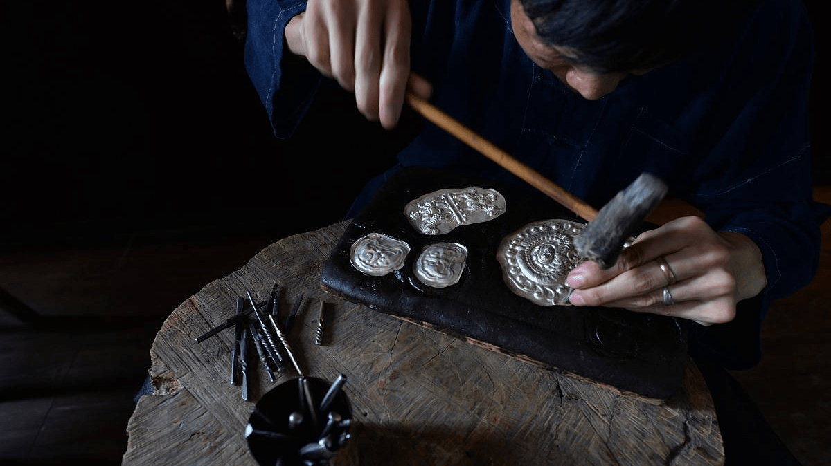 银饰锻制是苗族民间独有的技艺,其中整套银饰系列之首是?