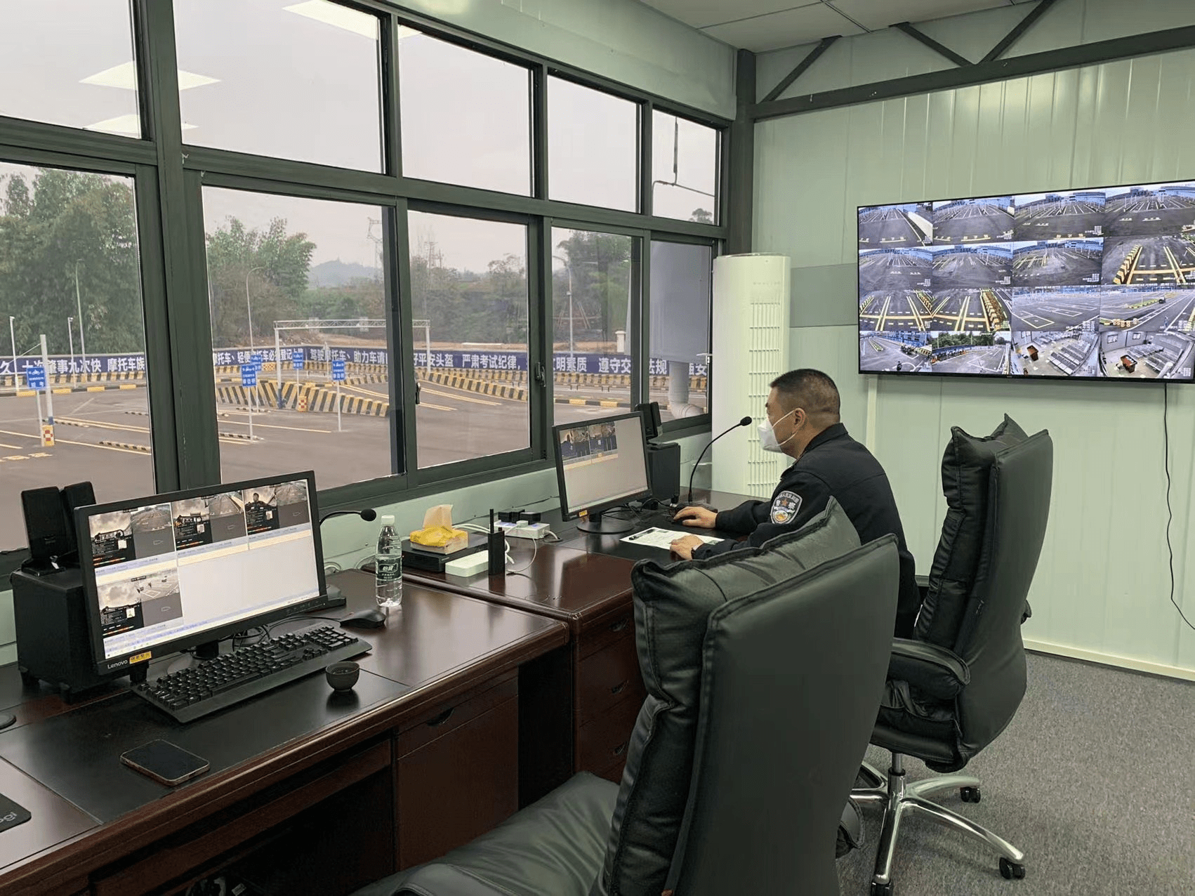 摩托车智能化考场内采用卫星定位,智能感应及电子监控全覆盖;在考试