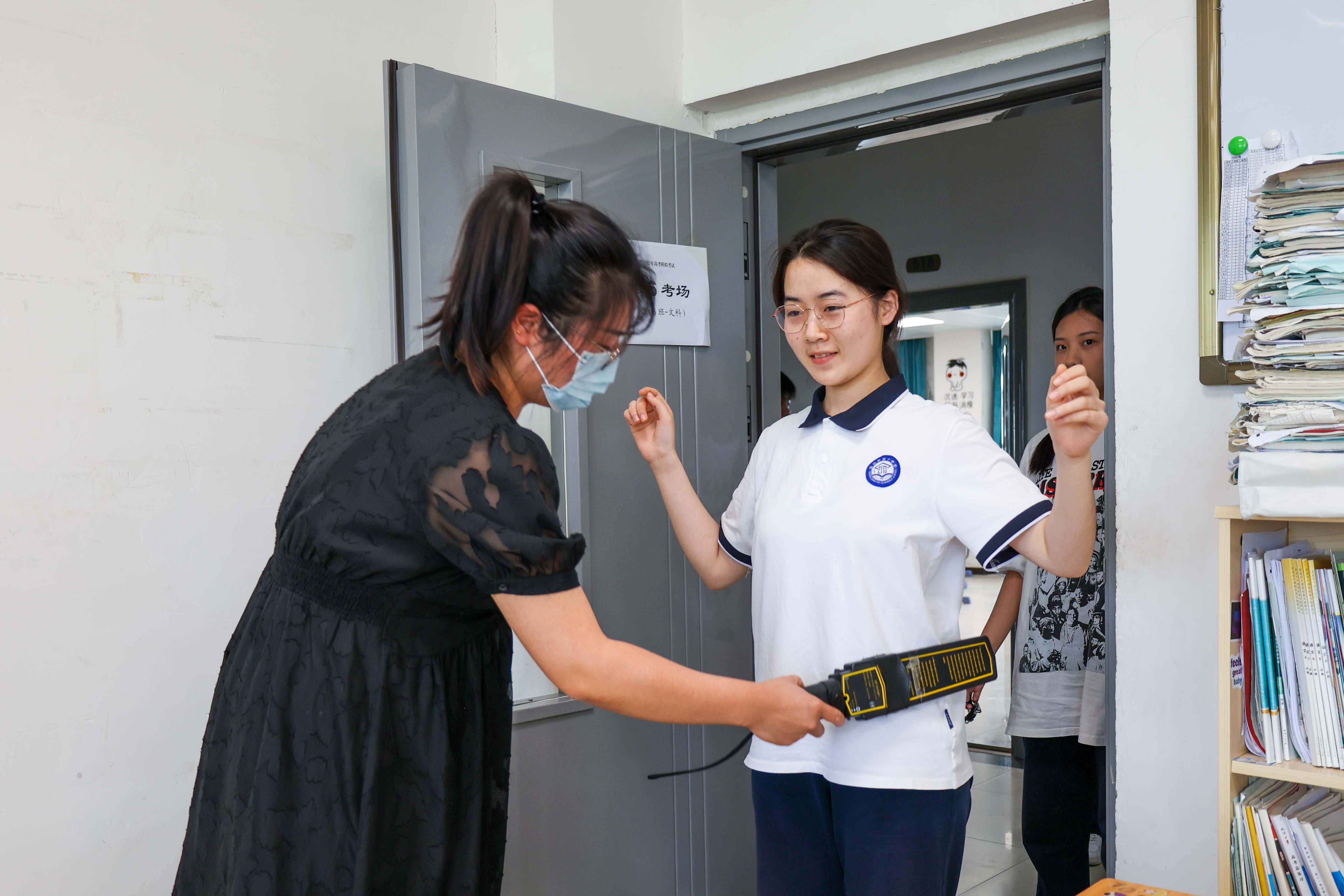 此时无声胜有声,郑州十中举行高考"无声入场"模拟演练_考试_考生_检查