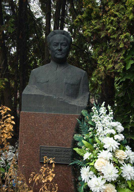 王明妻子漂亮富裕,早期妇女运动领导,追随他去异域,死后葬他国_孟庆树_中央_延安