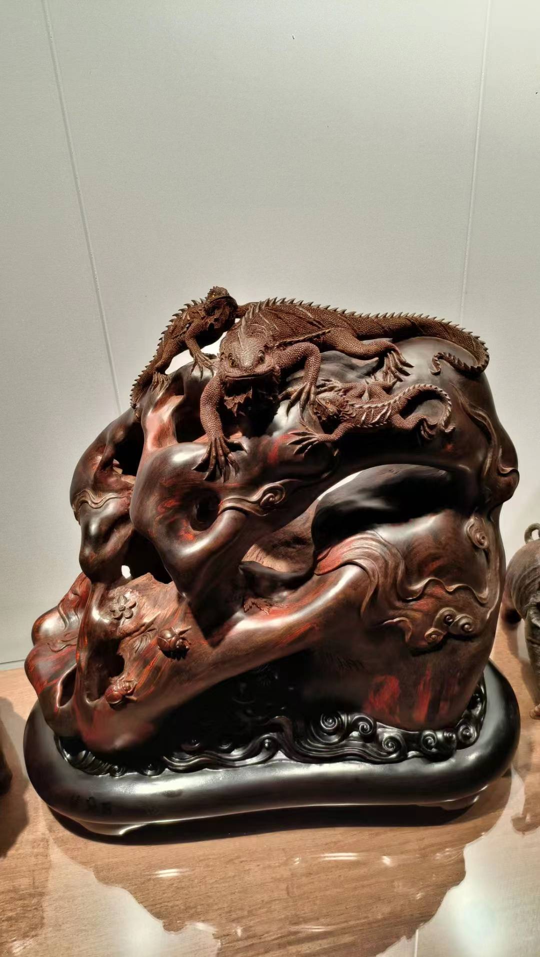大红酸枝家具材质一木制作利用自然形状巧妙雕刻蜥蜴(吸亿)全家福_手机 