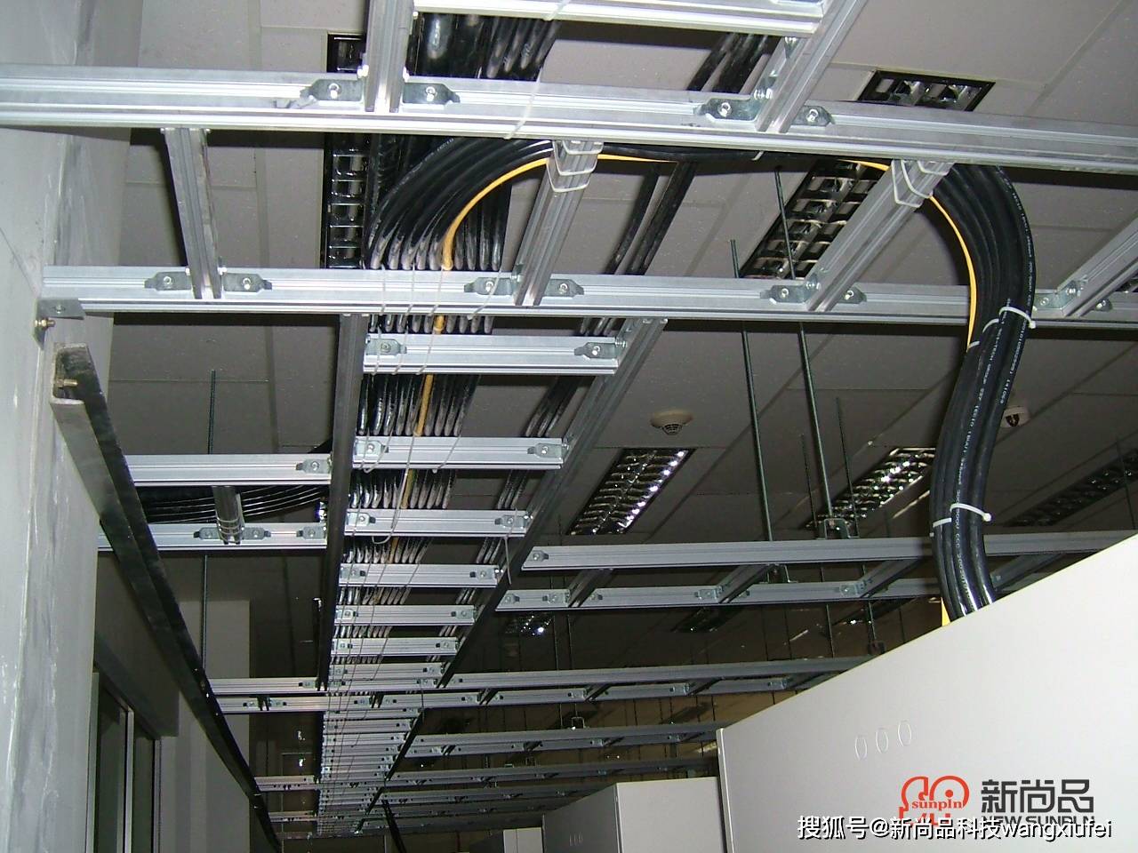 走线架与光纤槽道上下层安装完美搭配_机房_线缆_敷设
