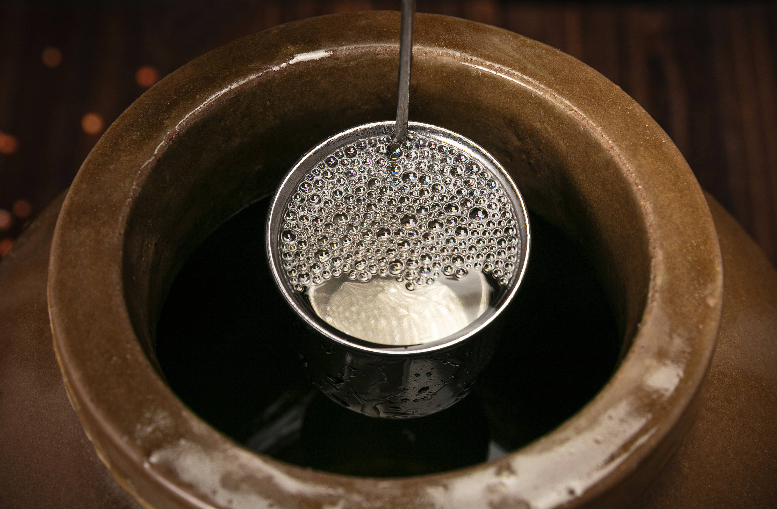 固液法白酒是以大米为原料,小曲为糖化发酵剂,先在固态条件下糖化,再